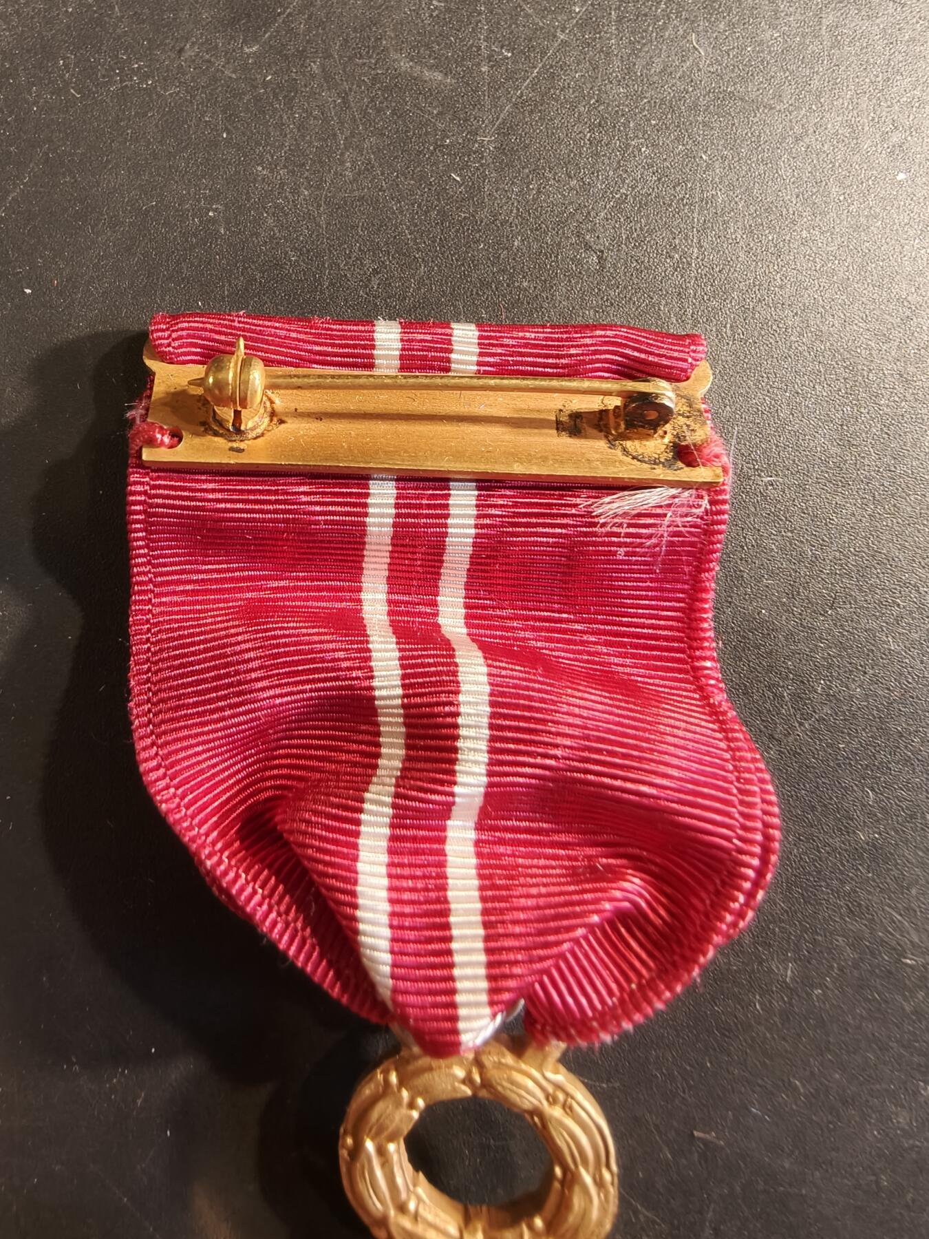 老王徽章第186期 美国功绩勋章    铜质珐琅   50年代时期版本    原盒带略    该章在二战时期为平民可以获得的最高荣誉，由美国总统亲自授予，第一批获得者包含M1加兰德步枪设计者约翰·加兰德   1942年-1952年仅颁发10年时期     边缘刻字