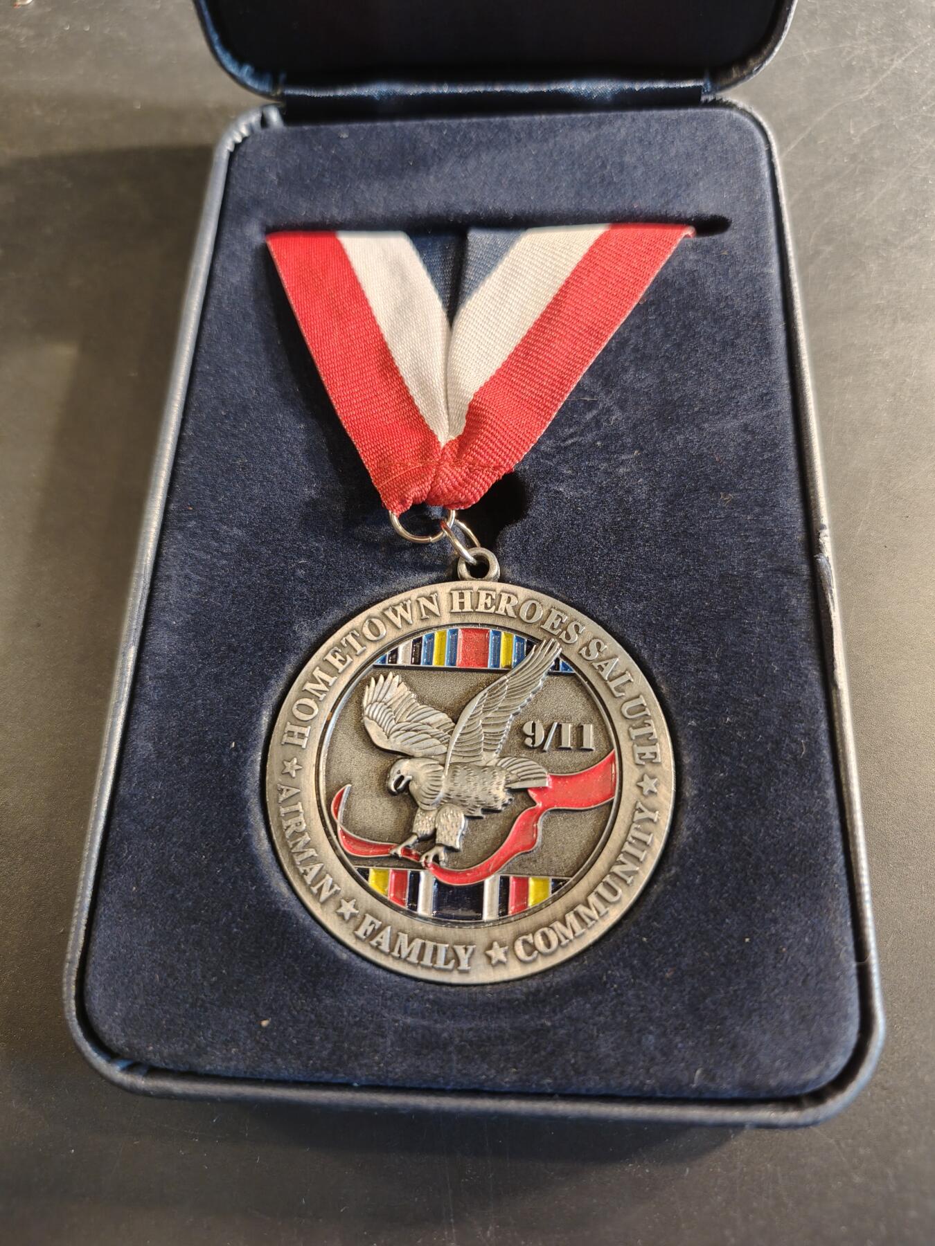 老王徽章第186期 美国911事件家乡英雄致敬勋章    原盒     
