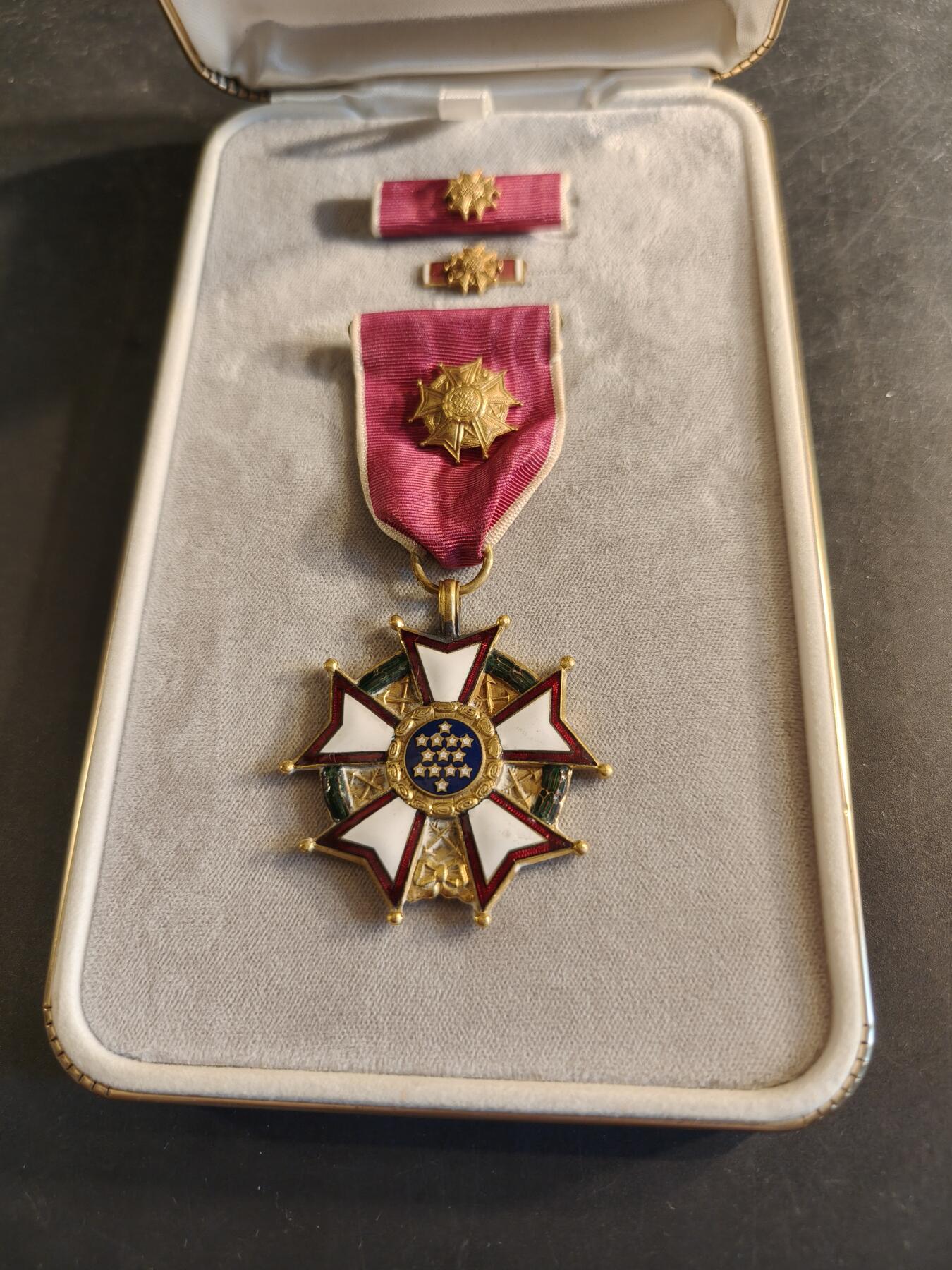 老王徽章第186期 美国军官级功绩军团勋章    原盒带略和珐琅略    早期上挂