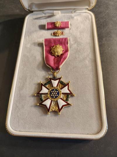 老王徽章第186期 - 美国军官级功绩军团勋章    原盒带略和珐琅略    早期上挂