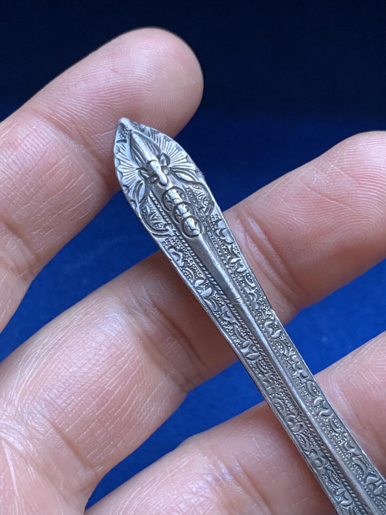 《竞宝斋》第469场 周日，周一 2场连拍 （全场包邮）欢迎送拍 精美老银钗一支，花纹精美，满工带款，约9.45g