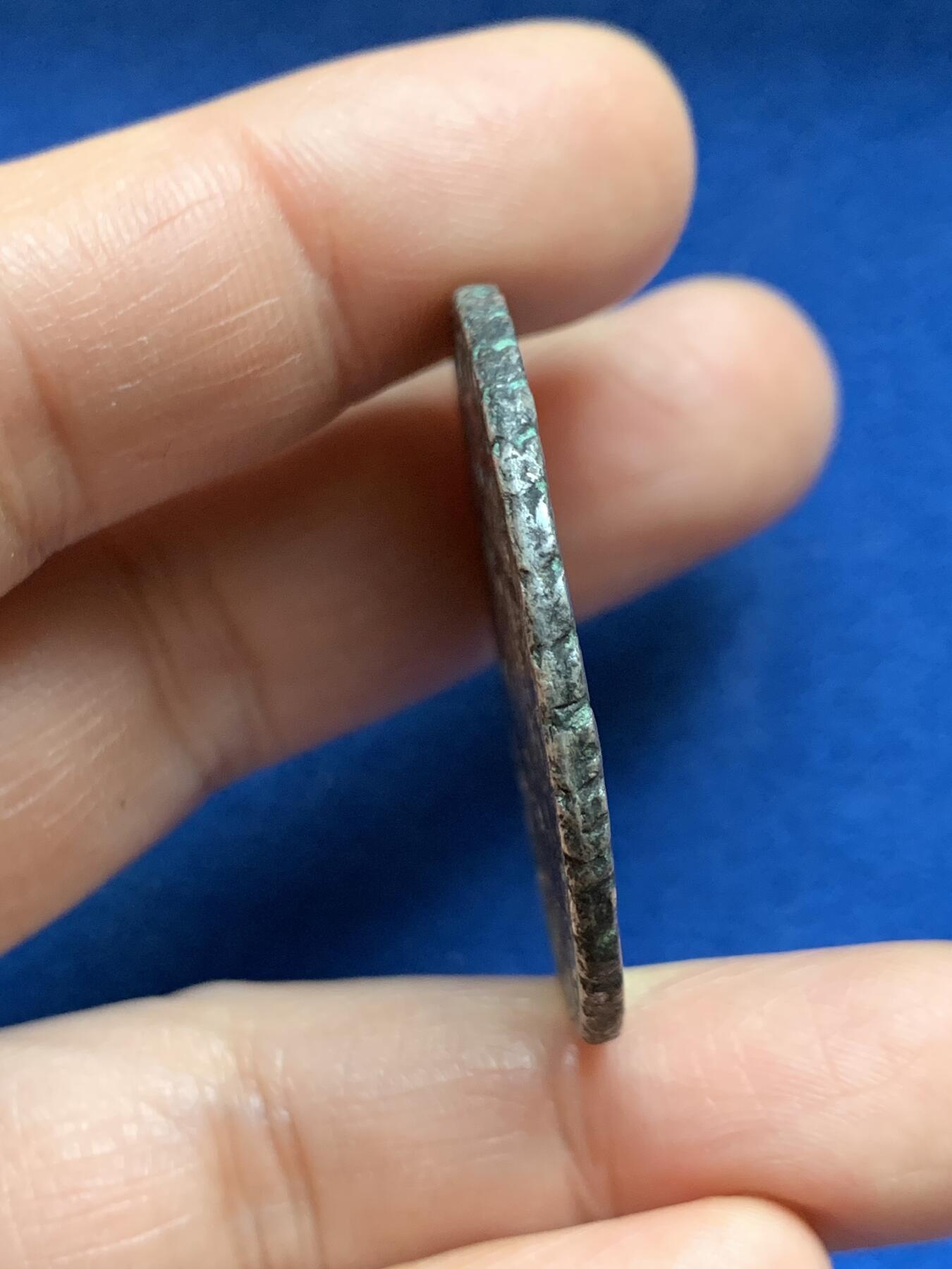 《竞宝斋》第469场 周日，周一 2场连拍 （全场包邮）欢迎送拍 海捞品 地球1797年双柱8r银币，多戳，暴力清洗，有一些趣味戳记，性价比高，重约26克。