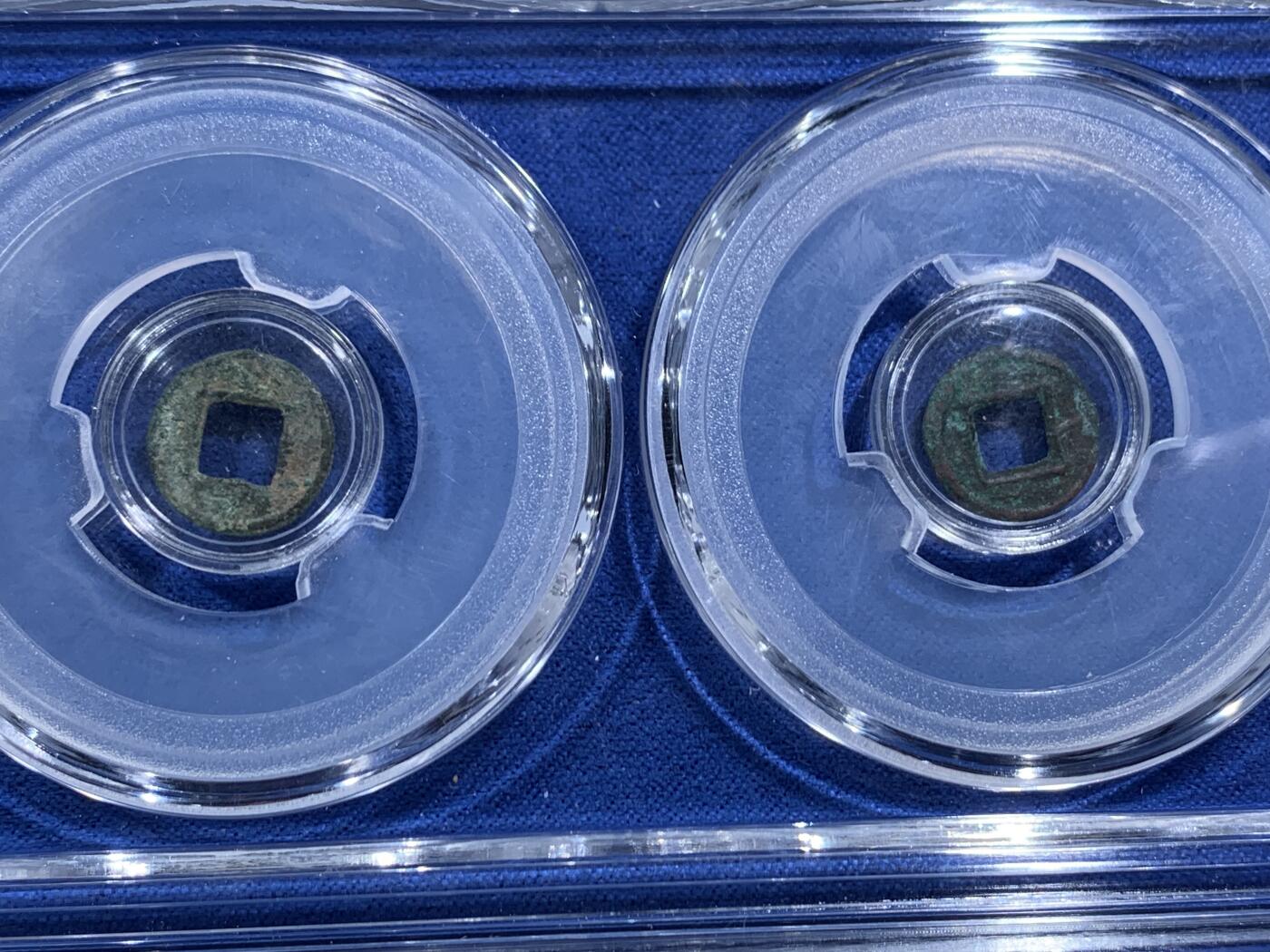 《竞宝斋》第469场 周日，周一 2场连拍 （全场包邮）欢迎送拍 闻德 极美80 蜀汉直百一盒三枚装 后主刘禅时期铸造，此类直百铸造粗糙，钱体轻薄，反映了蜀汉后期的经济社会状况。难得字口犀利锈色漂亮，钱体平整骨子好，收藏级别，喜欢的不要错过。