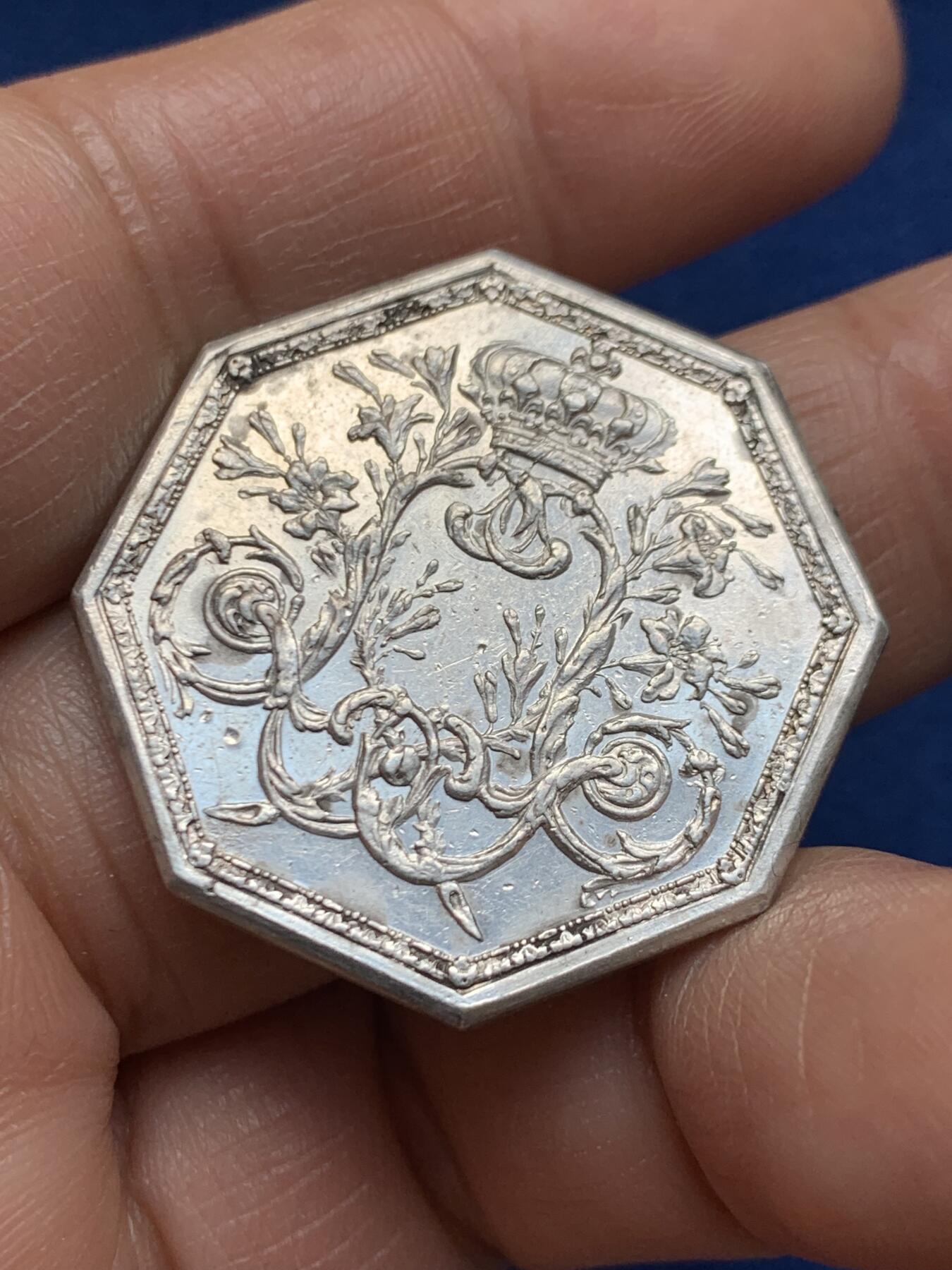 《竞宝斋》第469场 周日，周一 2场连拍 （全场包邮）欢迎送拍 法国17XX年路易十六皇家宝藏八角银质代币，背面花纹组成皇家纹章，31.6mm，12.4克，原铸无边铭。