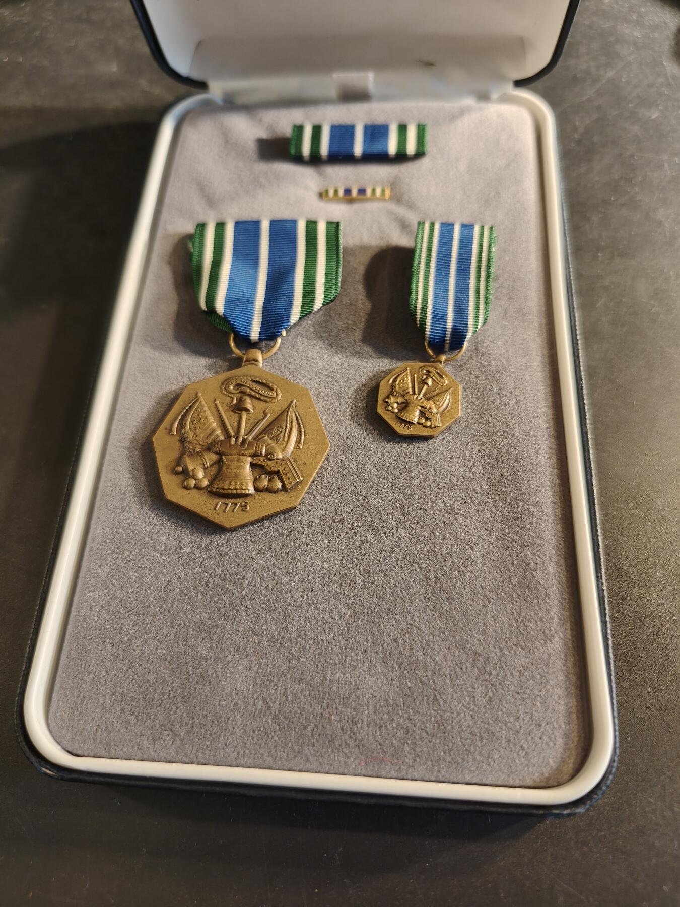 老王徽章第186期 美国军事成就奖章 原盒带略、珐琅略和迷你章 少见全套