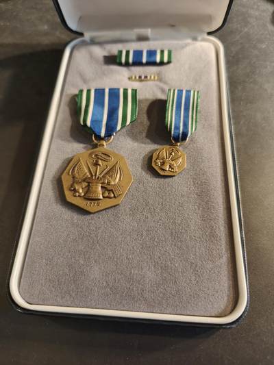 老王徽章第186期 - 美国军事成就奖章 原盒带略、珐琅略和迷你章 少见全套