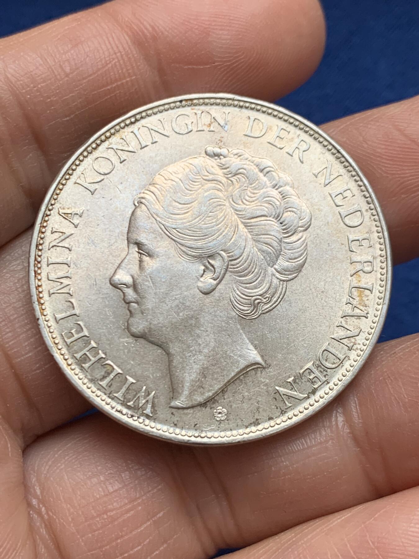 《竞宝斋》第469场 周日，周一 2场连拍 （全场包邮）欢迎送拍 荷兰 1937年 威廉明娜 2.5盾 银币 ，品相不错，转光明显