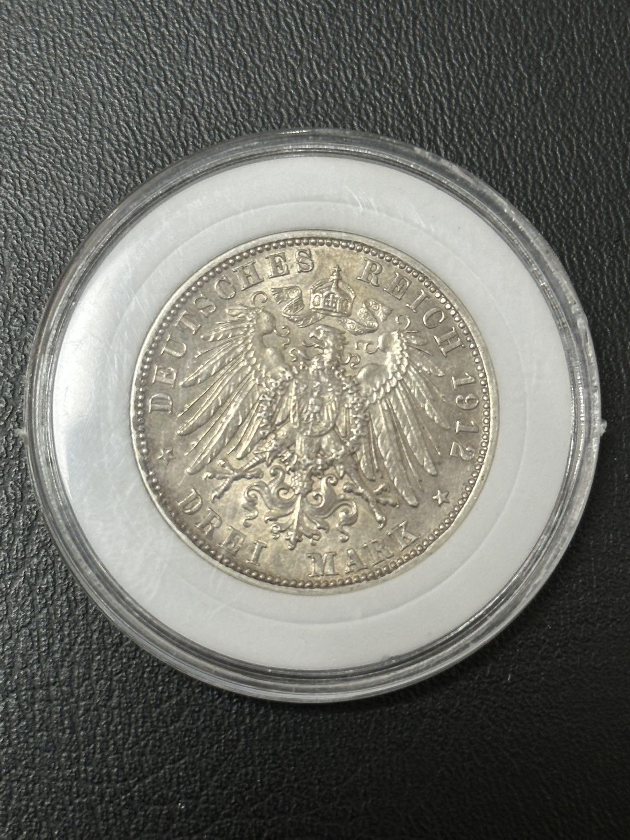 丙午马年三月第二场 精品更新 德国巴伐利亚1912年三马克银币16.7克900银。此枚属洲币少见品种！近期银价震荡，值得投资！藏家出品带小圆盒