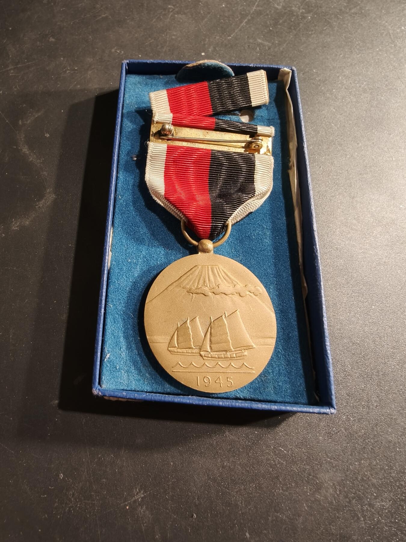 老王徽章第186期 美国二张陆军占领军服役奖章    原盒带略