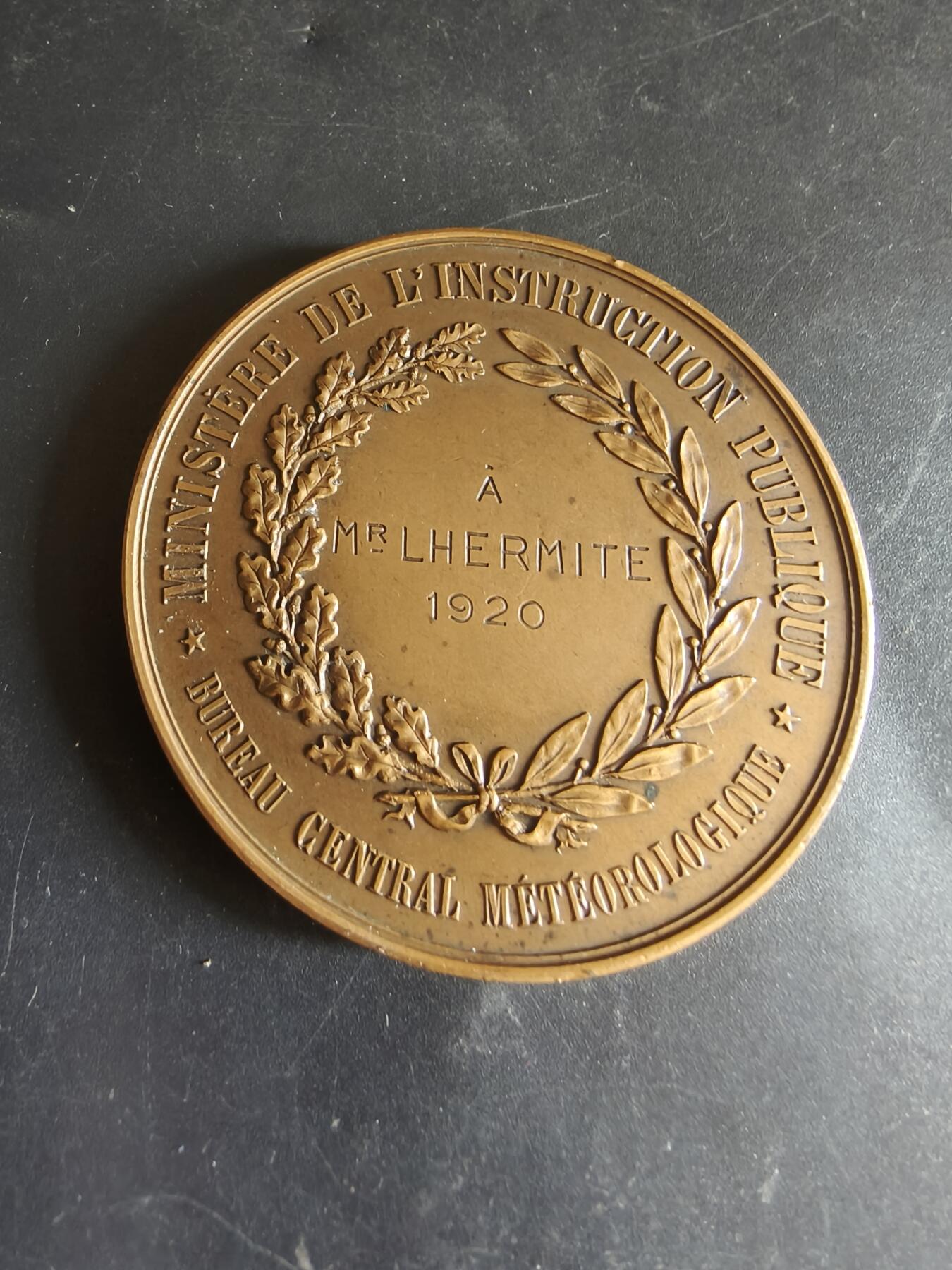 老王徽章第186期 1920年法国公共教育与国家气象局大铜章      大师杜布瓦作品    直径56mm    重量93.8g