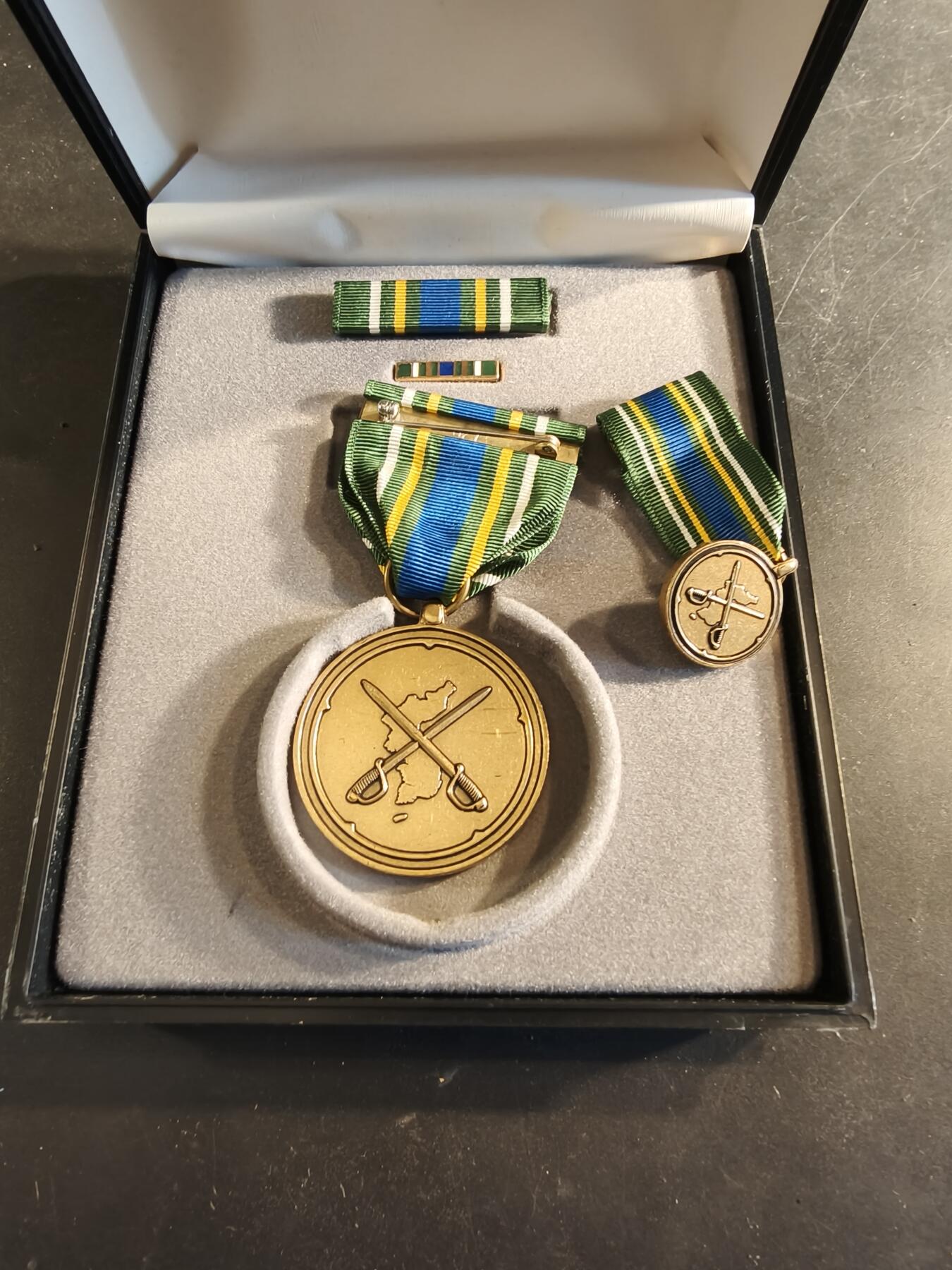 老王徽章第186期 美国韩国防卫奖章 原盒带略、珐琅略和迷你章 少见全套