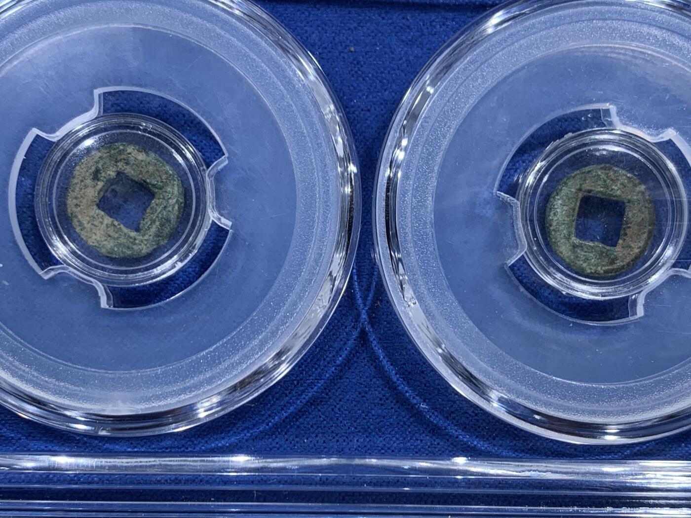 《竞宝斋》第469场 周日，周一 2场连拍 （全场包邮）欢迎送拍 闻德 极美80 蜀汉直百一盒三枚装 后主刘禅时期铸造，此类直百铸造粗糙，钱体轻薄，反映了蜀汉后期的经济社会状况。难得字口犀利锈色漂亮，钱体平整骨子好，收藏级别，喜欢的不要错过。