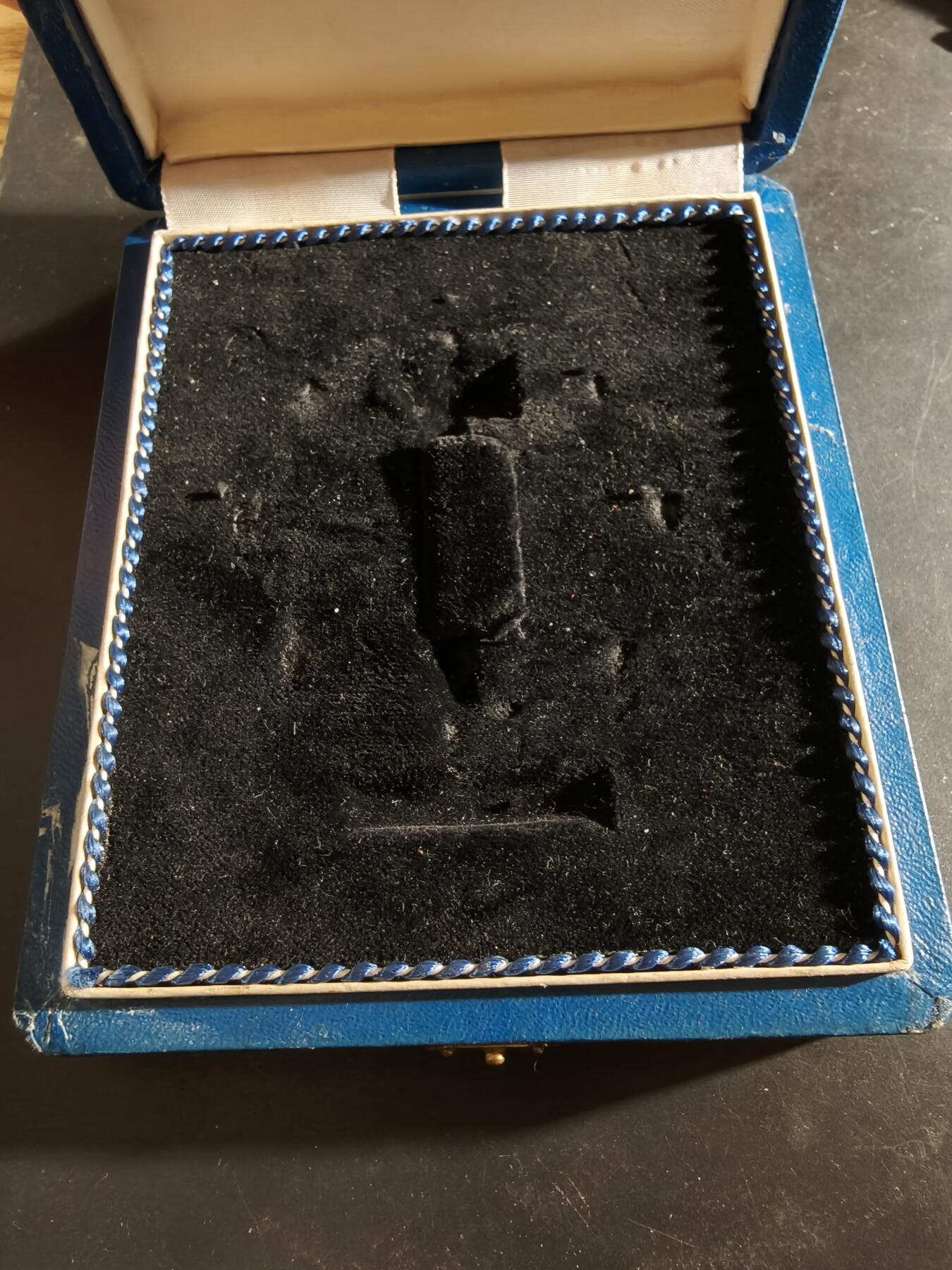 老王徽章第186期 南斯拉夫三级军事功绩勋章盒子    早期滚边