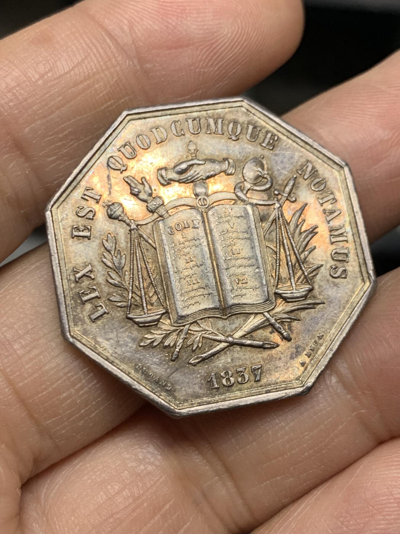 《竞宝斋》第469场 周日，周一 2场连拍 （全场包邮）欢迎送拍 法国1837维埃省公证人银质代币。早期蜜蜂边铭版本。常见丰饶角款，直径：32.4mm，重：13.75g