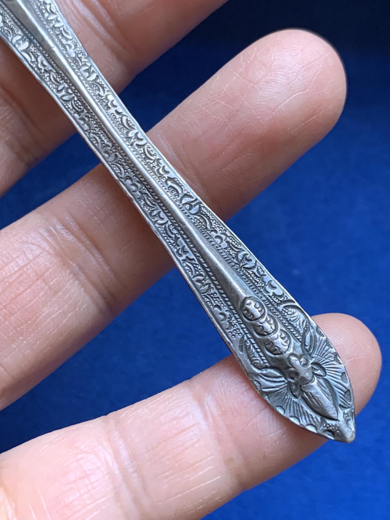 《竞宝斋》第469场 周日，周一 2场连拍 （全场包邮）欢迎送拍 精美老银钗一支，花纹精美，满工带款，约9.45g