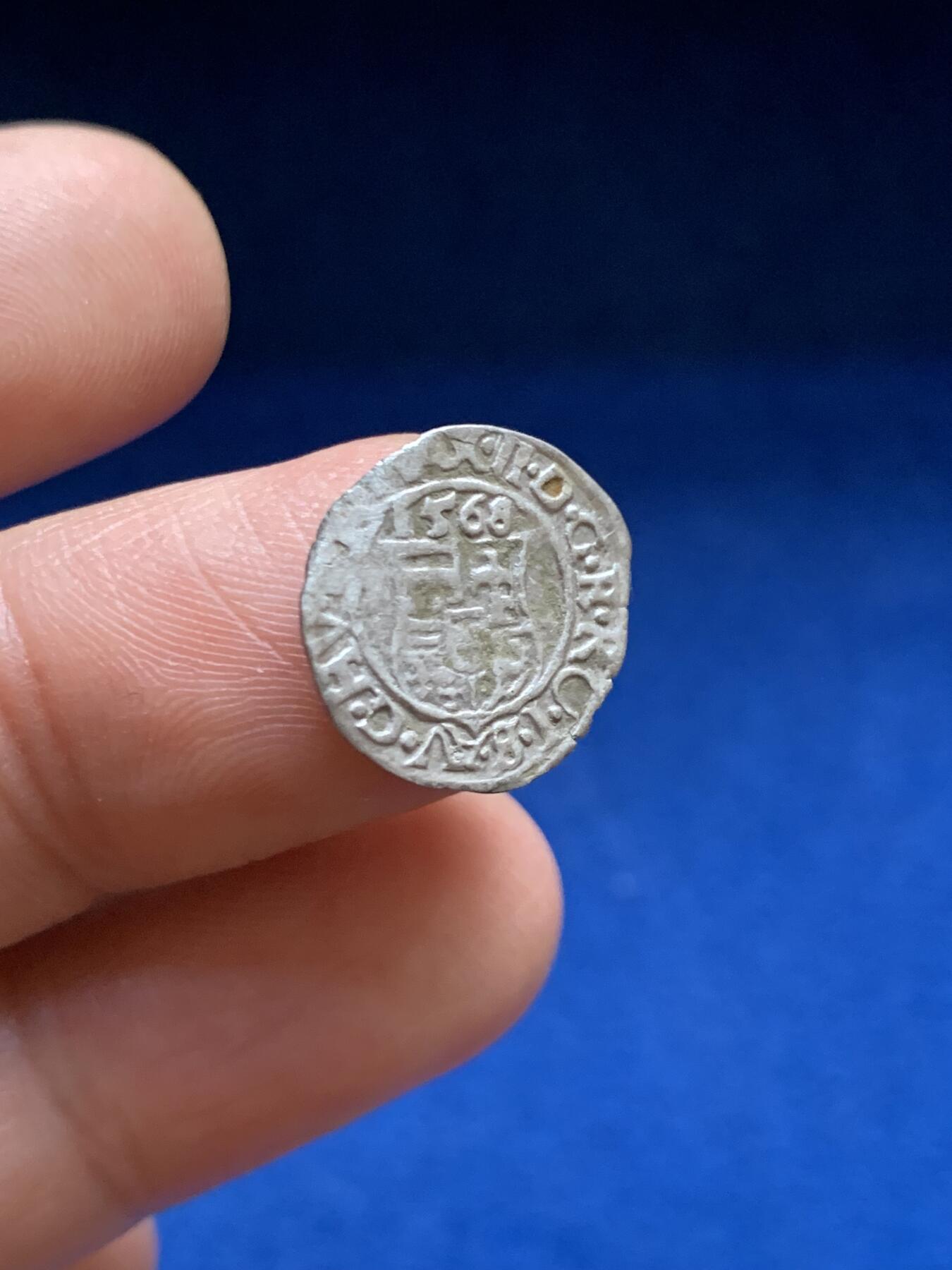 《竞宝斋》第469场 周日，周一 2场连拍 （全场包邮）欢迎送拍 匈牙利1568年圣母抱婴克鲁泽银币 少见 0.55克