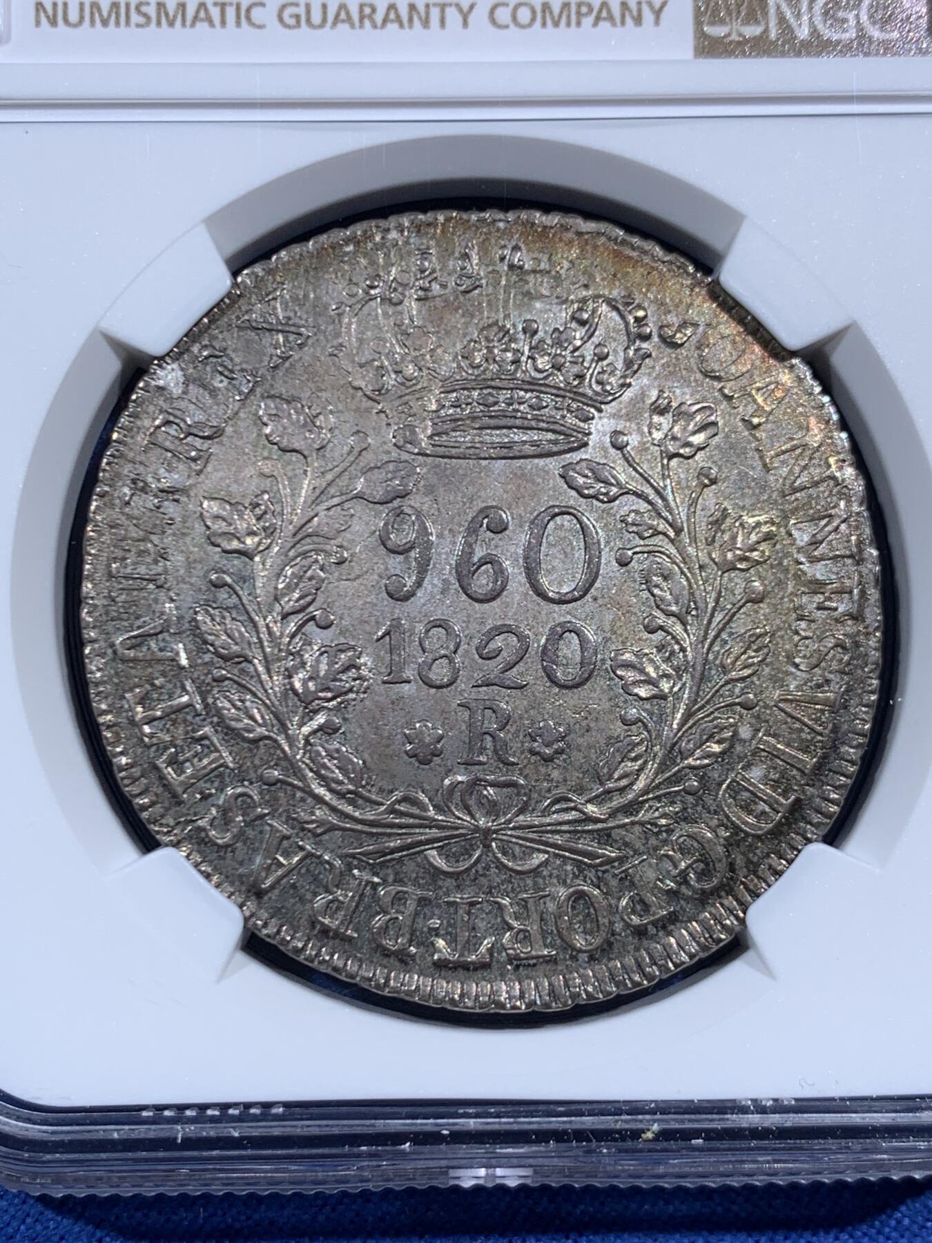 《竞宝斋》第469场 周日，周一 2场连拍 （全场包邮）欢迎送拍 NGC UNC 葡属巴西 1820年 960瑞斯大银币 币面丝滑 淡五彩包浆 严评出分概率高