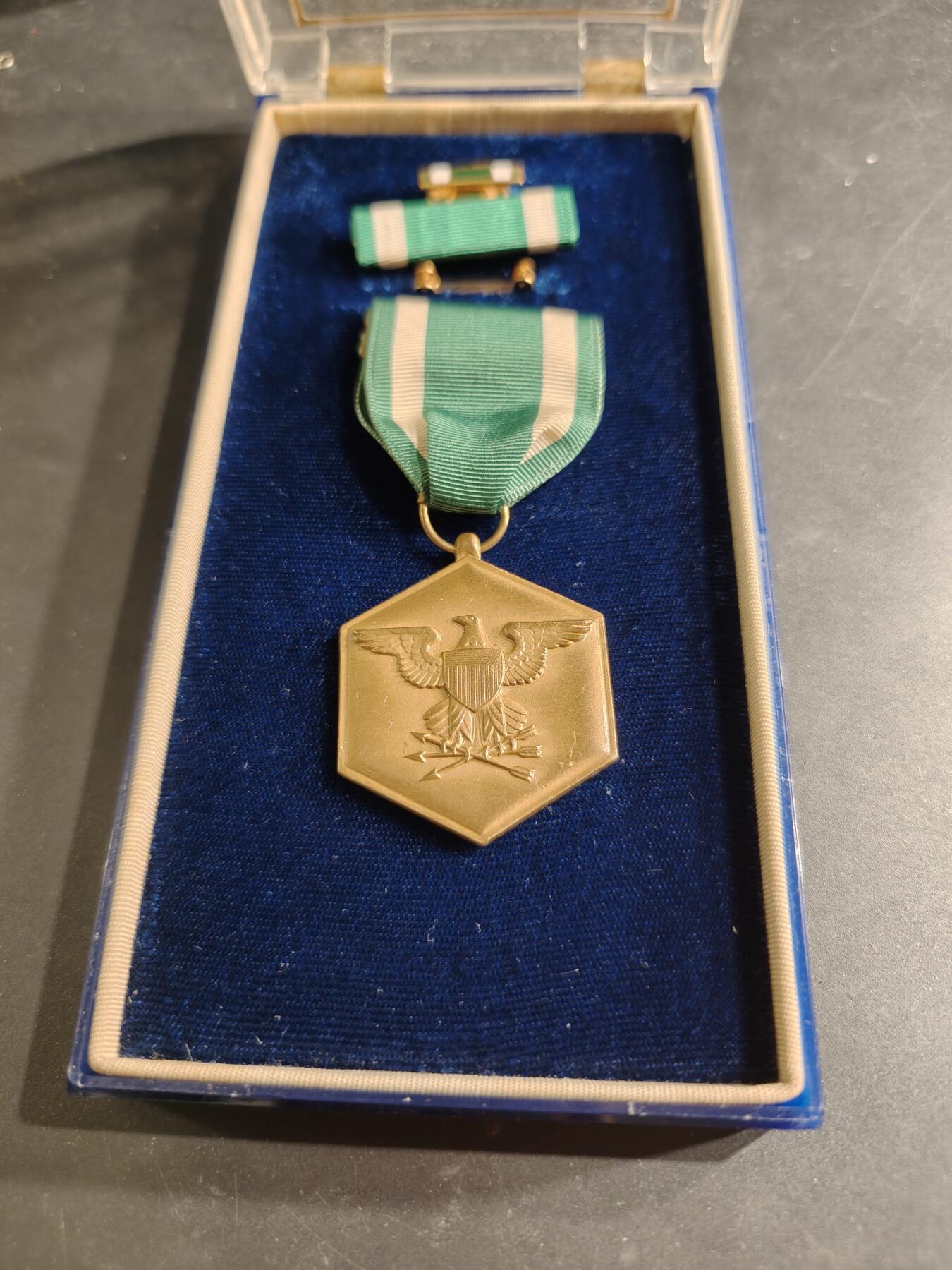 老王徽章第186期 美国海军军事功绩奖章 原盒带略和珐琅略 少见全套   