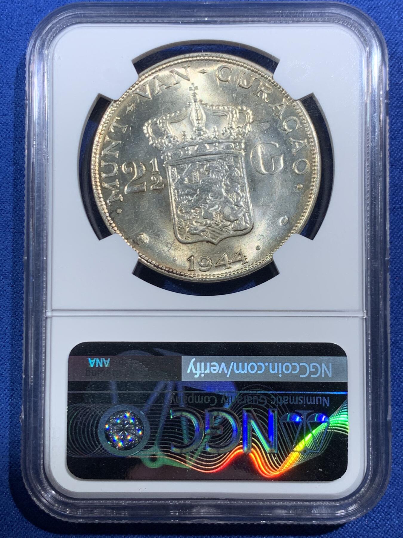 《竞宝斋》第469场 周日，周一 2场连拍 （全场包邮）欢迎送拍 NGC MS63 荷属库拉索1944年威廉明娜2.5盾银币 BU曝光状态 整体带有均匀清新淡黄色包浆 观感很好的一枚