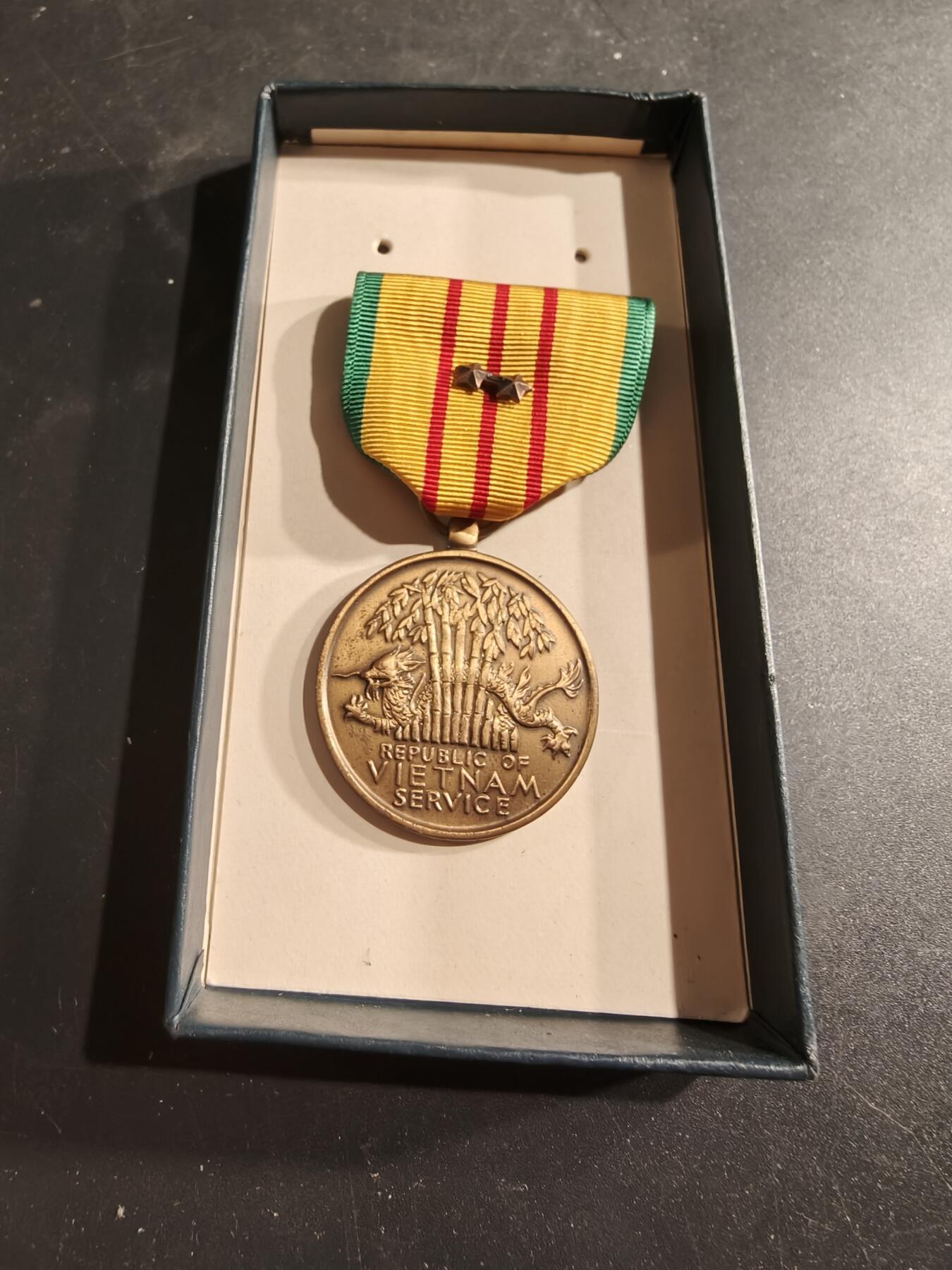 老王徽章第186期 美国越战服役奖章    原盒  2铜星勋饰