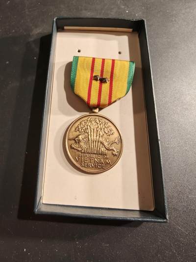 老王徽章第186期 - 美国越战服役奖章    原盒  2铜星勋饰