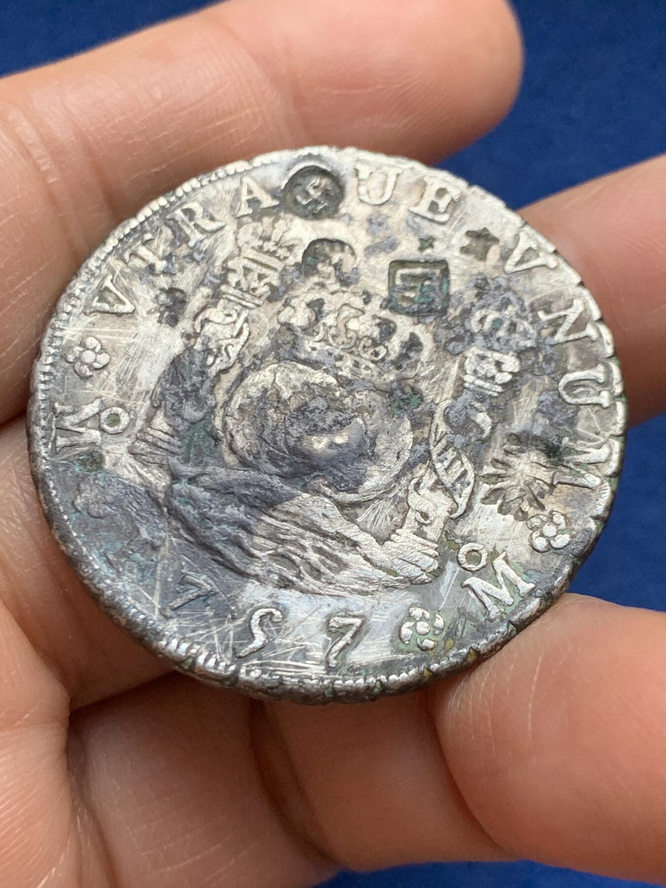 《竞宝斋》第469场 周日，周一 2场连拍 （全场包邮）欢迎送拍 海捞品 地球1797年双柱8r银币，多戳，暴力清洗，有一些趣味戳记，性价比高，重约26克。