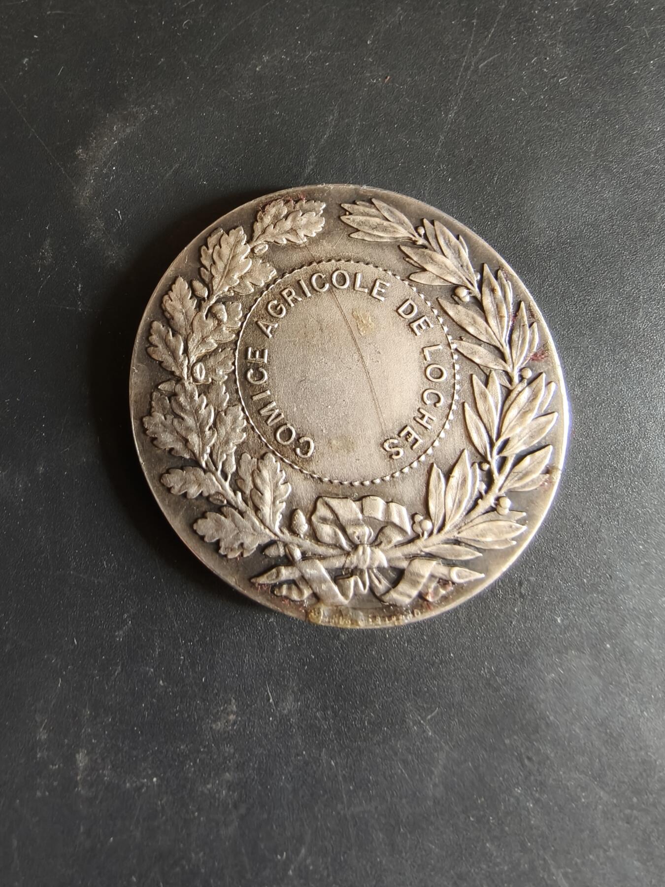 老王徽章第186期 法国洛什农业竞赛镀银大铜章    正面为高卢人形象    直径45mm    重量45g