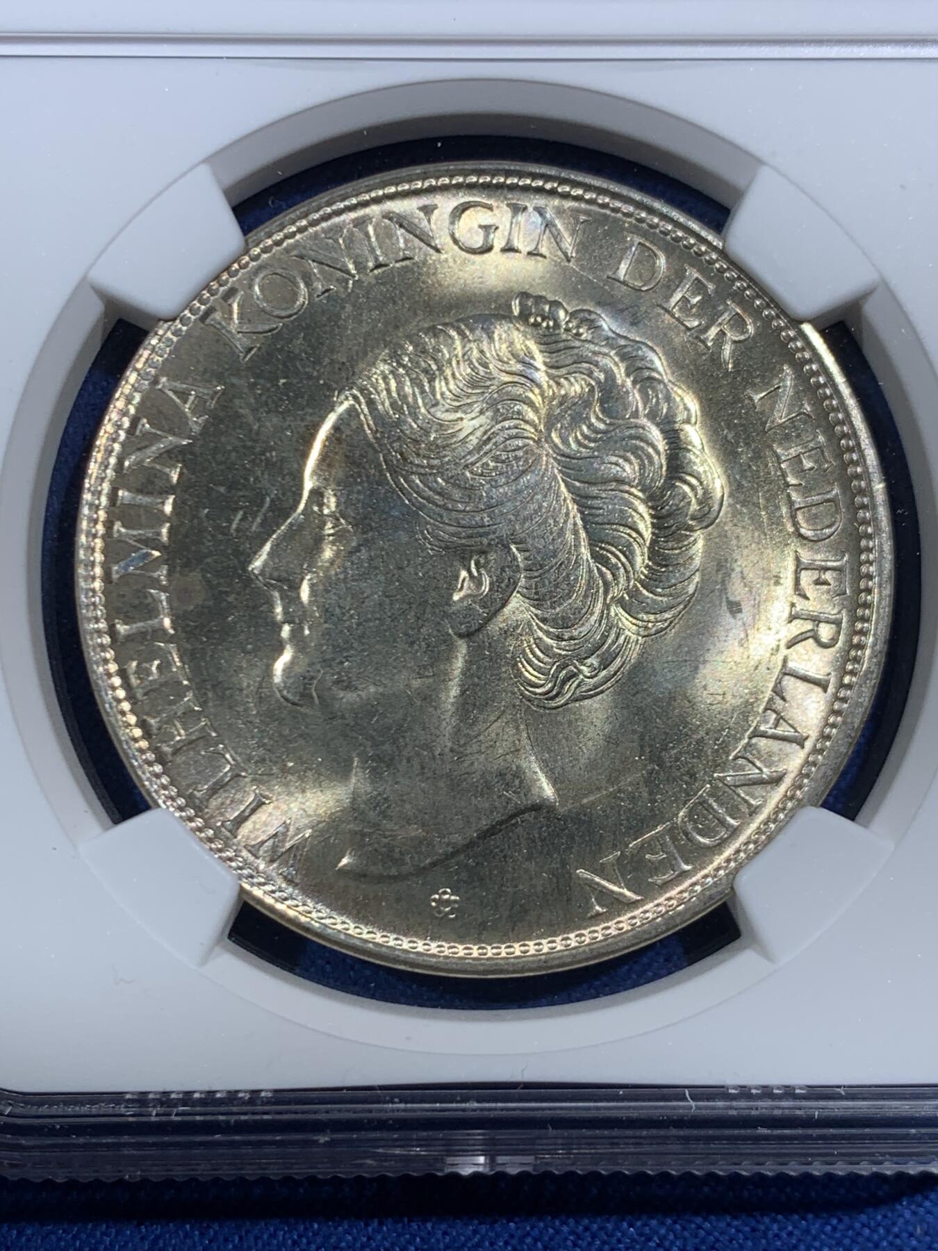 《竞宝斋》第469场 周日，周一 2场连拍 （全场包邮）欢迎送拍 NGC MS63 荷属库拉索1944年威廉明娜2.5盾银币 BU曝光状态 整体带有均匀清新淡黄色包浆 观感很好的一枚