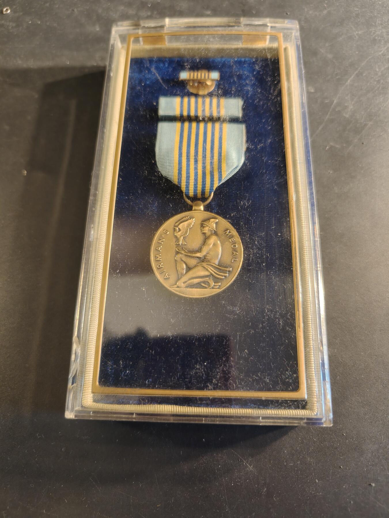 老王徽章第186期 美国空军勇气奖章 原盒带略和珐琅略 少见全套