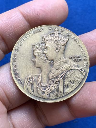 《竞宝斋》第469场 周日，周一 2场连拍 （全场包邮）欢迎送拍 - 英国1937年乔治六世登基纪念铜章，背面为英帝国中各个殖民地手拉手的图景，带原盒，19.3克，38.1mm