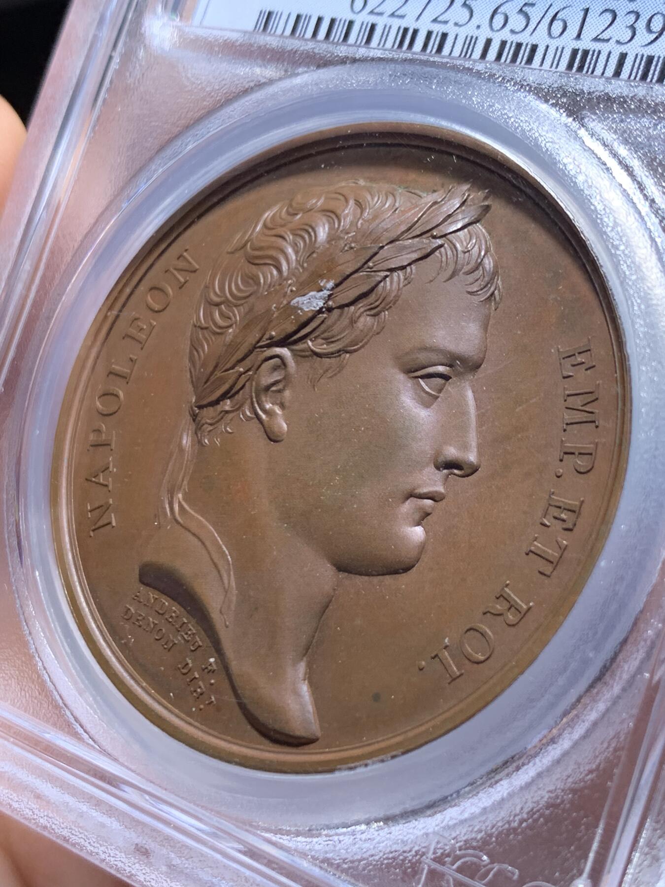 《竞宝斋》第469场 周日，周一 2场连拍 （全场包邮）欢迎送拍 PCGS SP65 冠军分！法国1807年拿破仑一世年度胜利原铸铜章 巴黎造币厂 巧克力包浆 帝国之鹰展翅爪子锋利 紧紧攥住矗立于N记雷电权杖之上 目光锐利如炬 羽翼丰满 丝缕清晰细节感人 作为拿皇的拟人化象征 接受上空胜利女神飞舞空中送来月桂花环为其加冕 作为年度总结庆祝过去的一年中军队获取的胜利 稀少珍贵品种 加厚盒