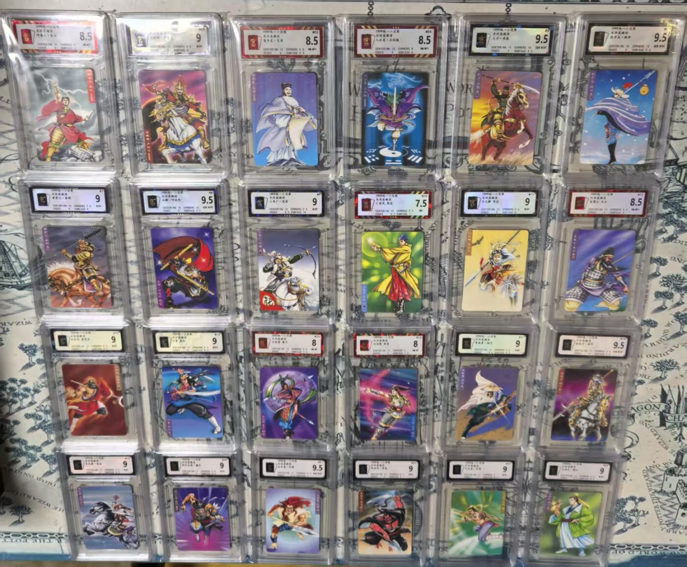 卡牌限时031期专场（21号晚21点截拍） 保粹评级1999统一小浣熊套卡，含6大恶人，水浒英雄传，北细无八字版本（99裸卡价格已上千，评级费2000），高分较多。行价5000以上。品相绝佳，98-99品送评，水浒卡角有轻微磨白，9分以上卡75张，9.5分32张。十分难得了。20多年前的卡，保存至今，高分实属难得，即便现在很多卡拆开全新品相送评也只能评级到9分。