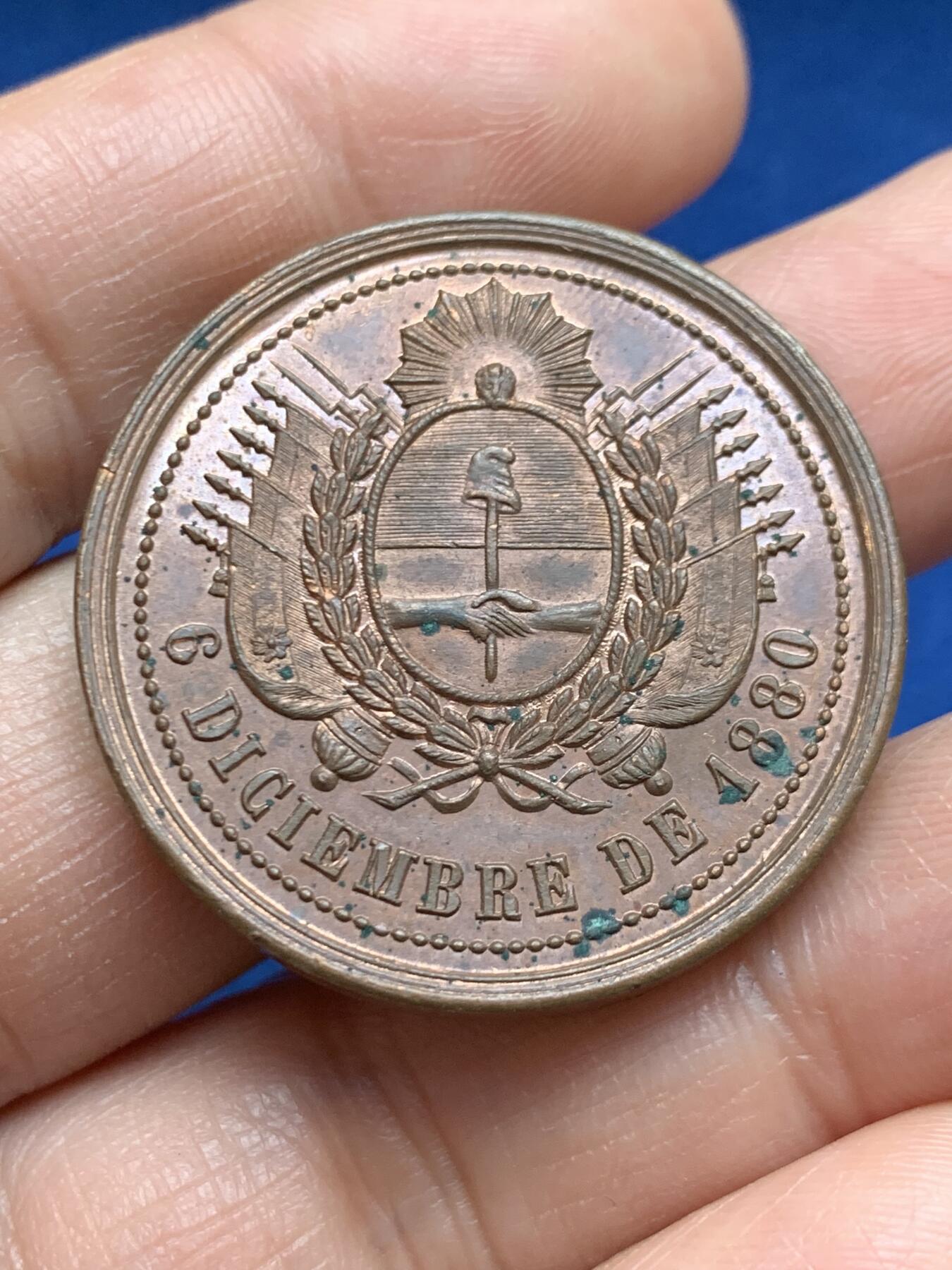 《竞宝斋》第469场 周日，周一 2场连拍 （全场包邮）欢迎送拍 布宜诺斯艾利斯城加入阿根廷联邦直辖纪念铜章  1880年12月6日铸造，少见品种！阿根廷国徽/布宜诺斯艾利斯城徽。重约：25克，34.7*3.2毫米。