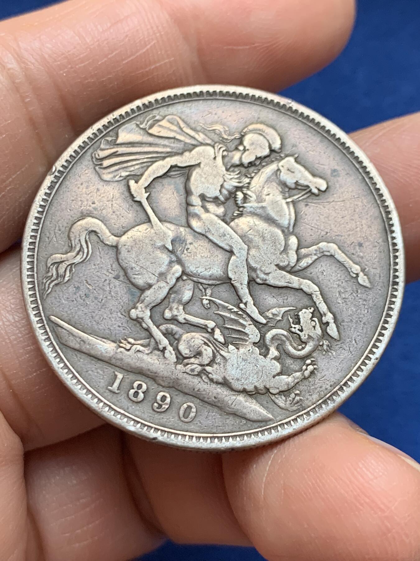 《竞宝斋》第469场 周日，周一 2场连拍 （全场包邮）欢迎送拍 英国 1890年 维多利亚 马剑 1克朗 银币，属于发行量较少年份的高冠马剑