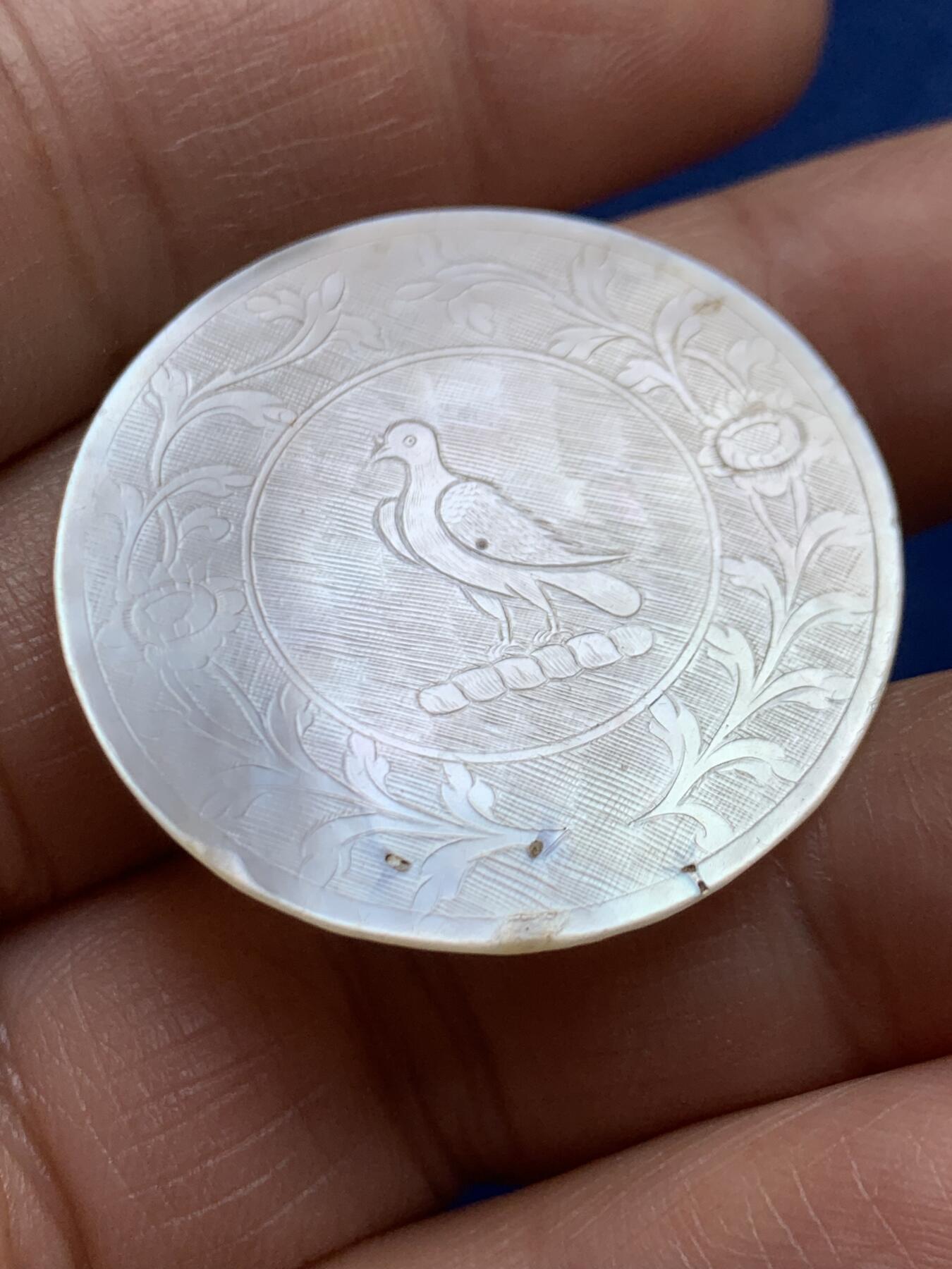 《竞宝斋》第469场 周日，周一 2场连拍 （全场包邮）欢迎送拍 英国一线回流清螺钿贝母筹码一枚，大型圆形，手工精雕，图样中西合璧，莹光宝气，大片圆形款， 细节见图