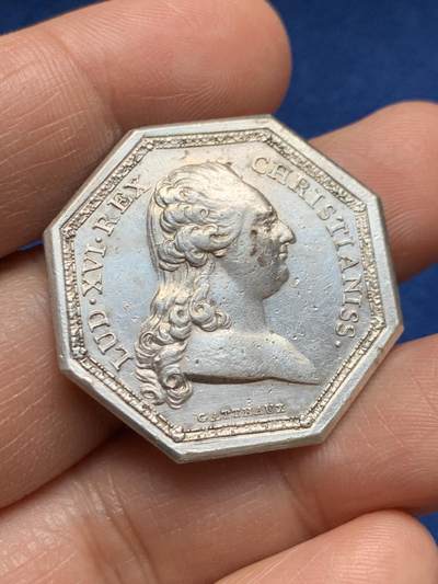 《竞宝斋》第469场 周日，周一 2场连拍 （全场包邮）欢迎送拍 - 法国17XX年路易十六皇家宝藏八角银质代币，背面花纹组成皇家纹章，31.6mm，12.4克，原铸无边铭。