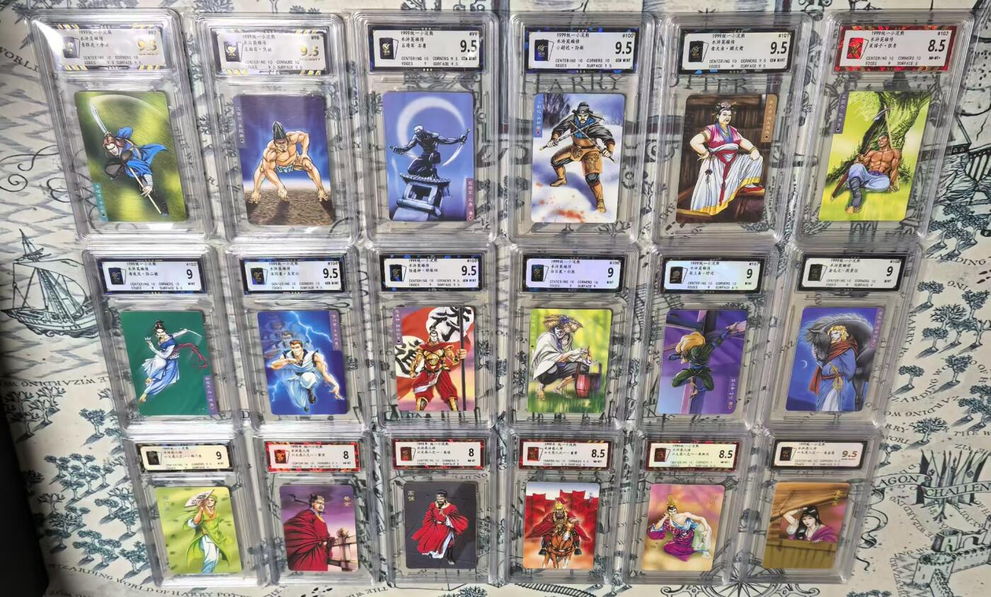 卡牌限时031期专场（21号晚21点截拍） 保粹评级1999统一小浣熊套卡，含6大恶人，水浒英雄传，北细无八字版本（99裸卡价格已上千，评级费2000），高分较多。行价5000以上。品相绝佳，98-99品送评，水浒卡角有轻微磨白，9分以上卡75张，9.5分32张。十分难得了。20多年前的卡，保存至今，高分实属难得，即便现在很多卡拆开全新品相送评也只能评级到9分。