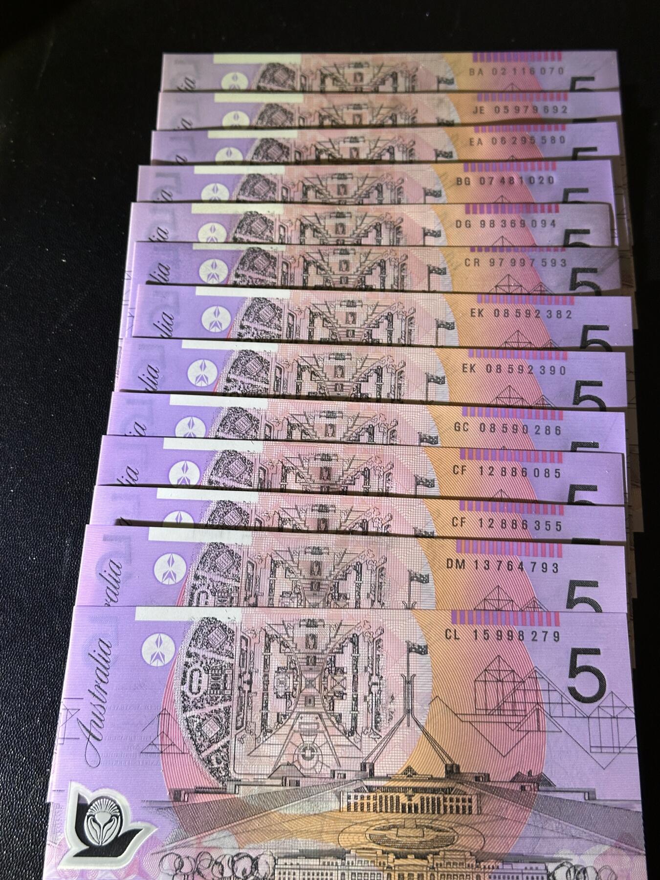 《外钞收藏家》第六百一十六期（精品场）（长期征集拍品、欢迎藏友们联系合作） 澳大利亚塑料钞5元 97-15年13张一起 全新UNC