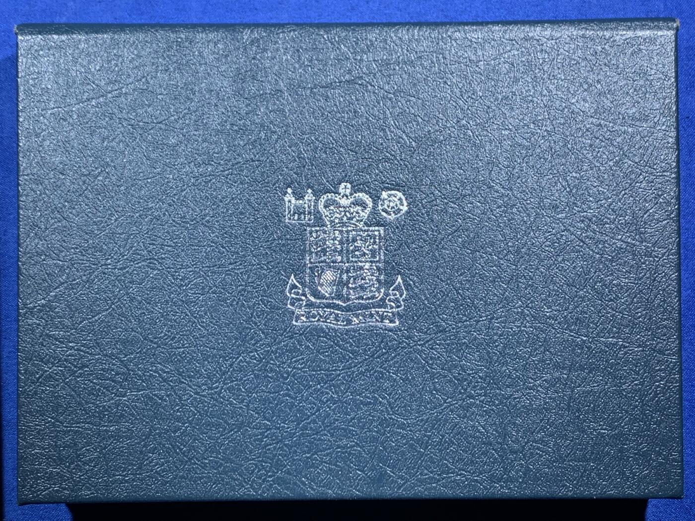 《竞宝斋》第469场 周日，周一 2场连拍 （全场包邮）欢迎送拍 英国1986年精制套币，1枚2英镑爱丁堡运动会精制纪念币，1枚1英镑北爱尔兰亚麻精制纪念币，8枚币，品相精美，高档盒装。