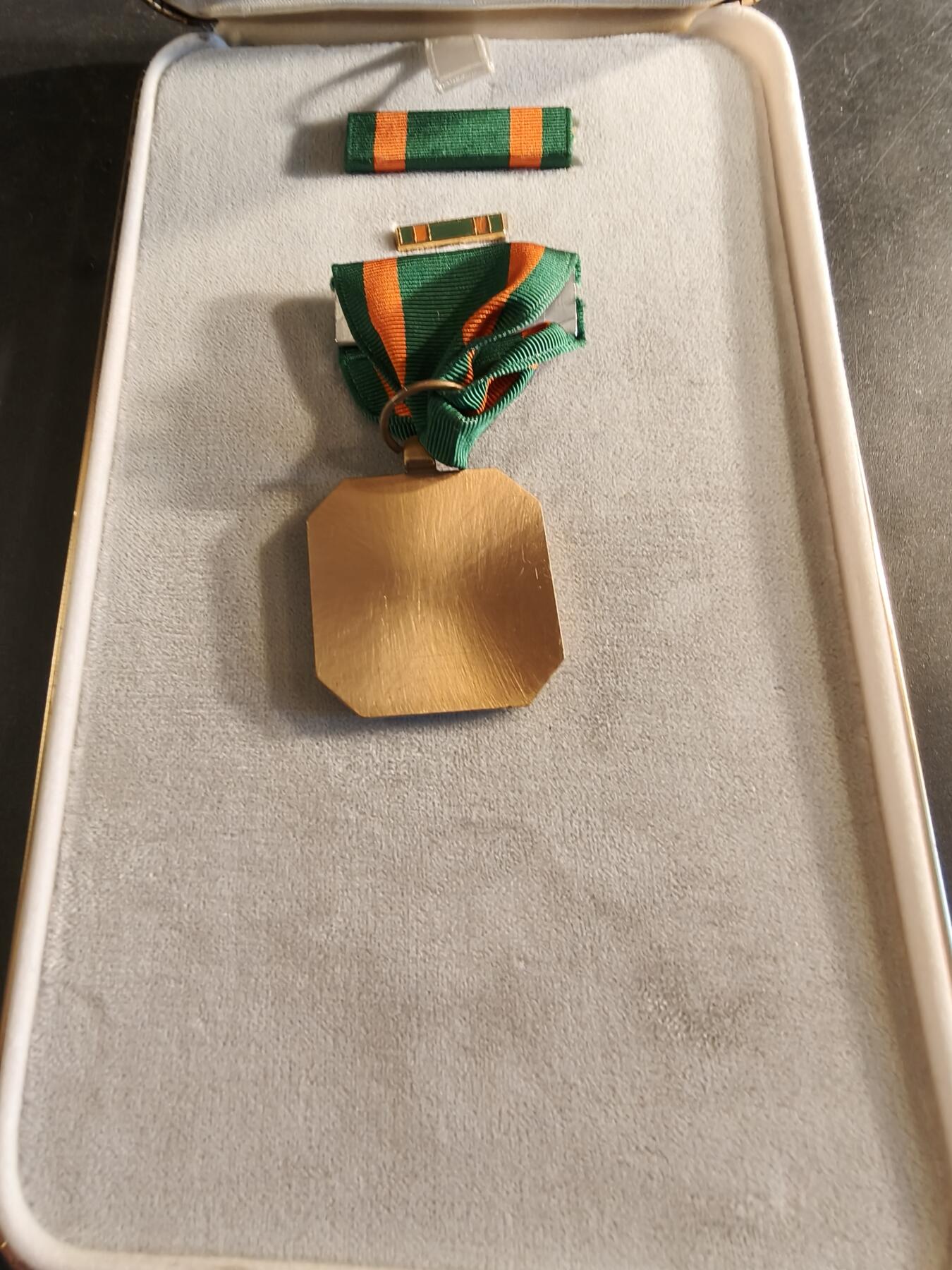 老王徽章第186期 美国海军成就奖章 原盒带略和珐琅略 少见全套