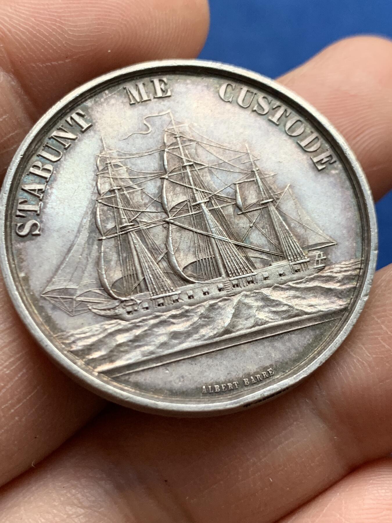 《竞宝斋》第469场 周日，周一 2场连拍 （全场包邮）欢迎送拍 法国1859年原铸波尔多海事保险银章，圆形极少见款，品相极佳，带原盒，直径：35mm，重：19.71g，蜜蜂银标。