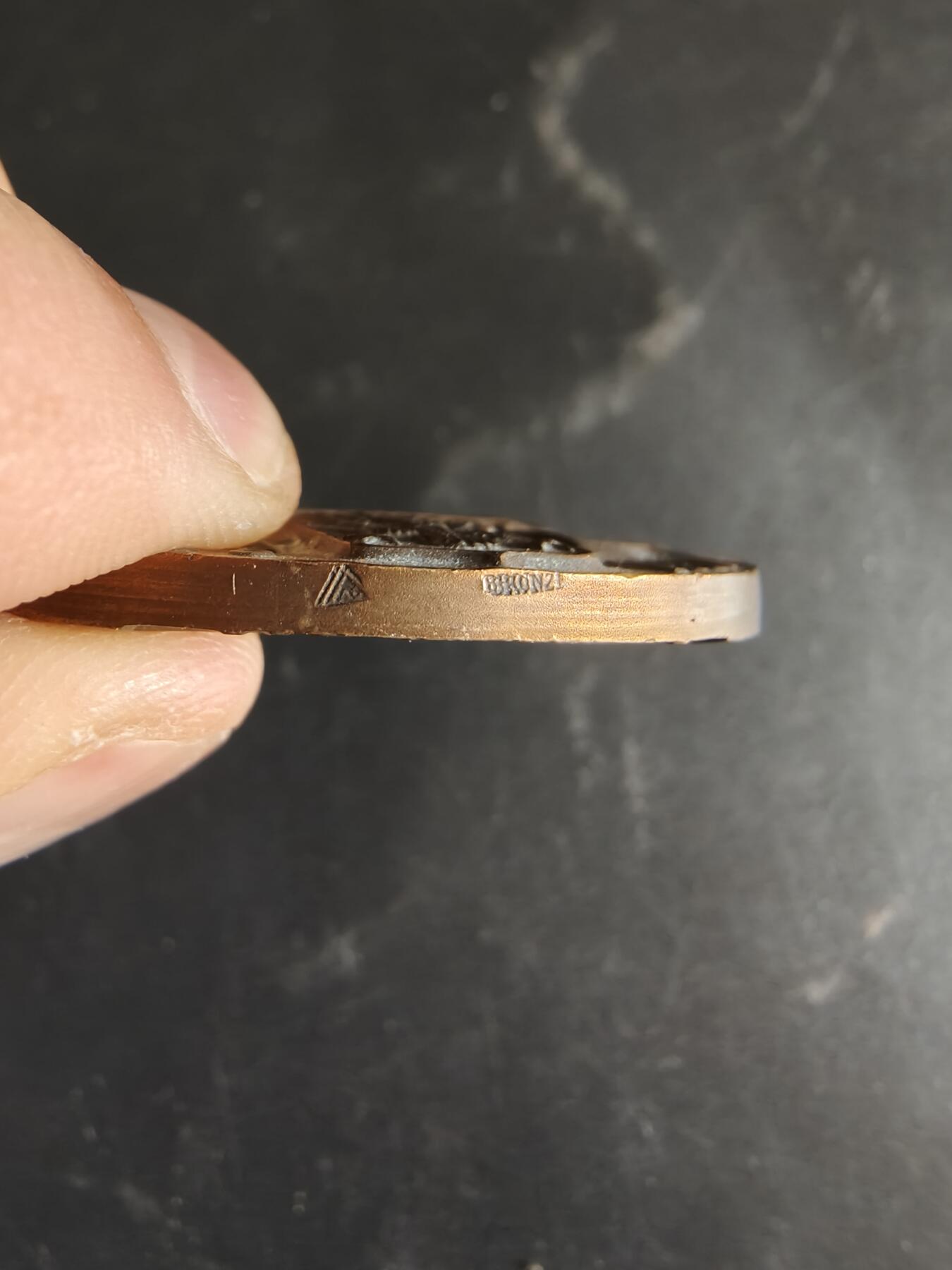 老王徽章第186期 法国储蓄银行百年大铜章    直径50mm    重量54.3g