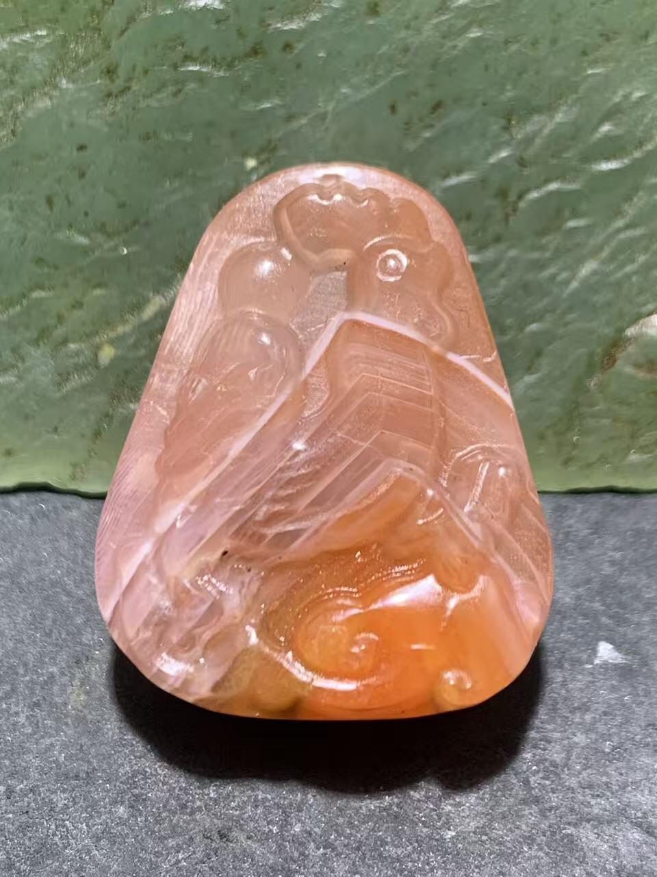 川料红白千层纹南红玛瑙雕刻雄鸡吊坠一个