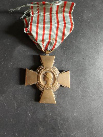 老王徽章第186期 - 法国战斗十字奖章