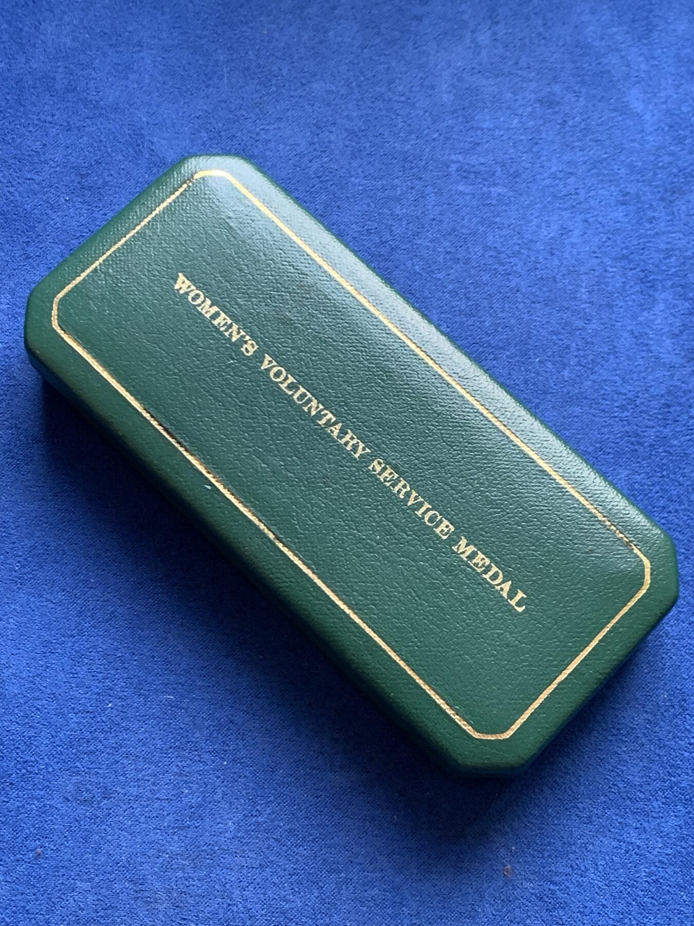 《竞宝斋》第469场 周日，周一 2场连拍 （全场包邮）欢迎送拍 英国女性志愿服务奖章，设立于1961年，颁发给有15年以上志愿服务时长的女性，总重约37.6克，带原盒，盒子内衬有轻微黄斑