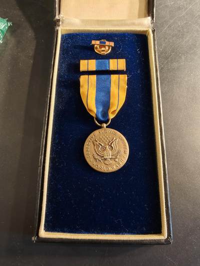 老王徽章第186期 - 美国征兵系统二战服务奖章     原盒带略和珐琅略