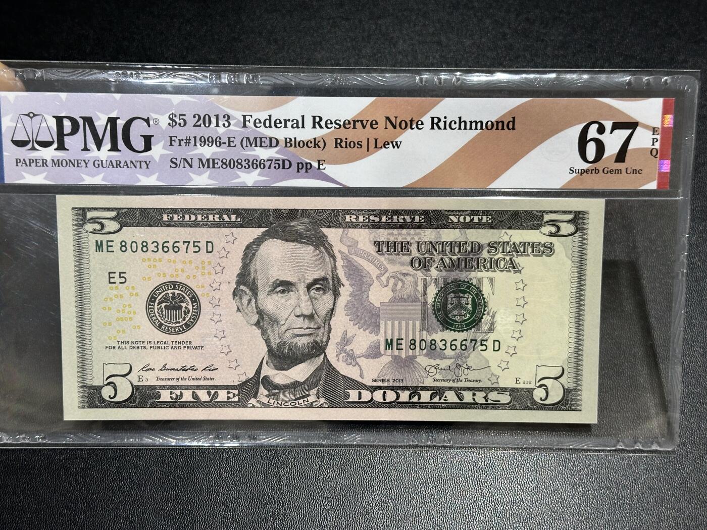 《外钞收藏家》第六百一十六期（精品场）（长期征集拍品、欢迎藏友们联系合作） 2013年美国彩版5美元 PMG67 美国国旗标