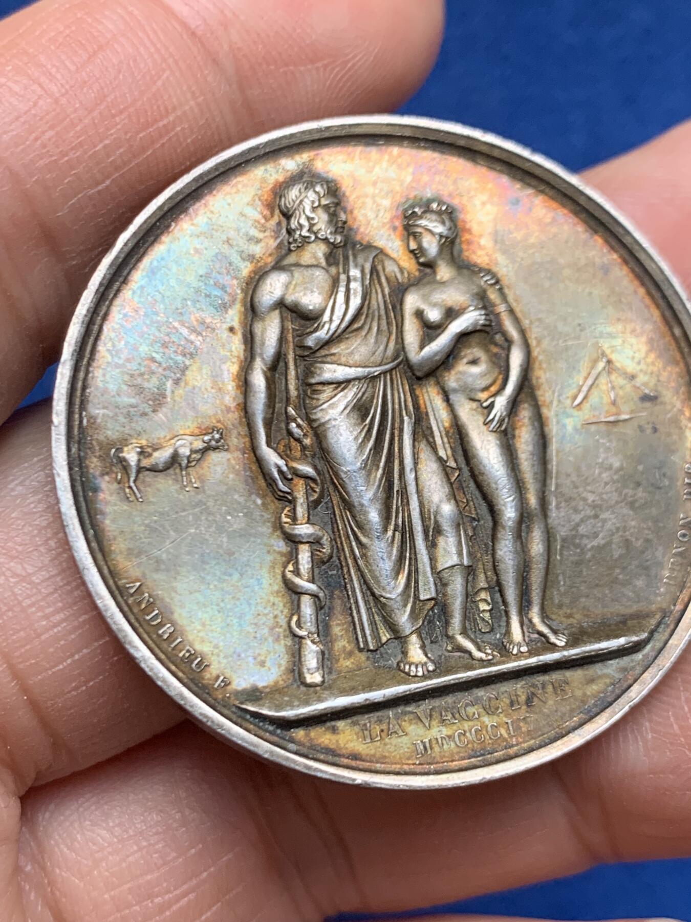 《竞宝斋》第469场 周日，周一 2场连拍 （全场包邮）欢迎送拍 法国疫苗接种纪念银章 37.3克 40.8mm 蜜蜂银标