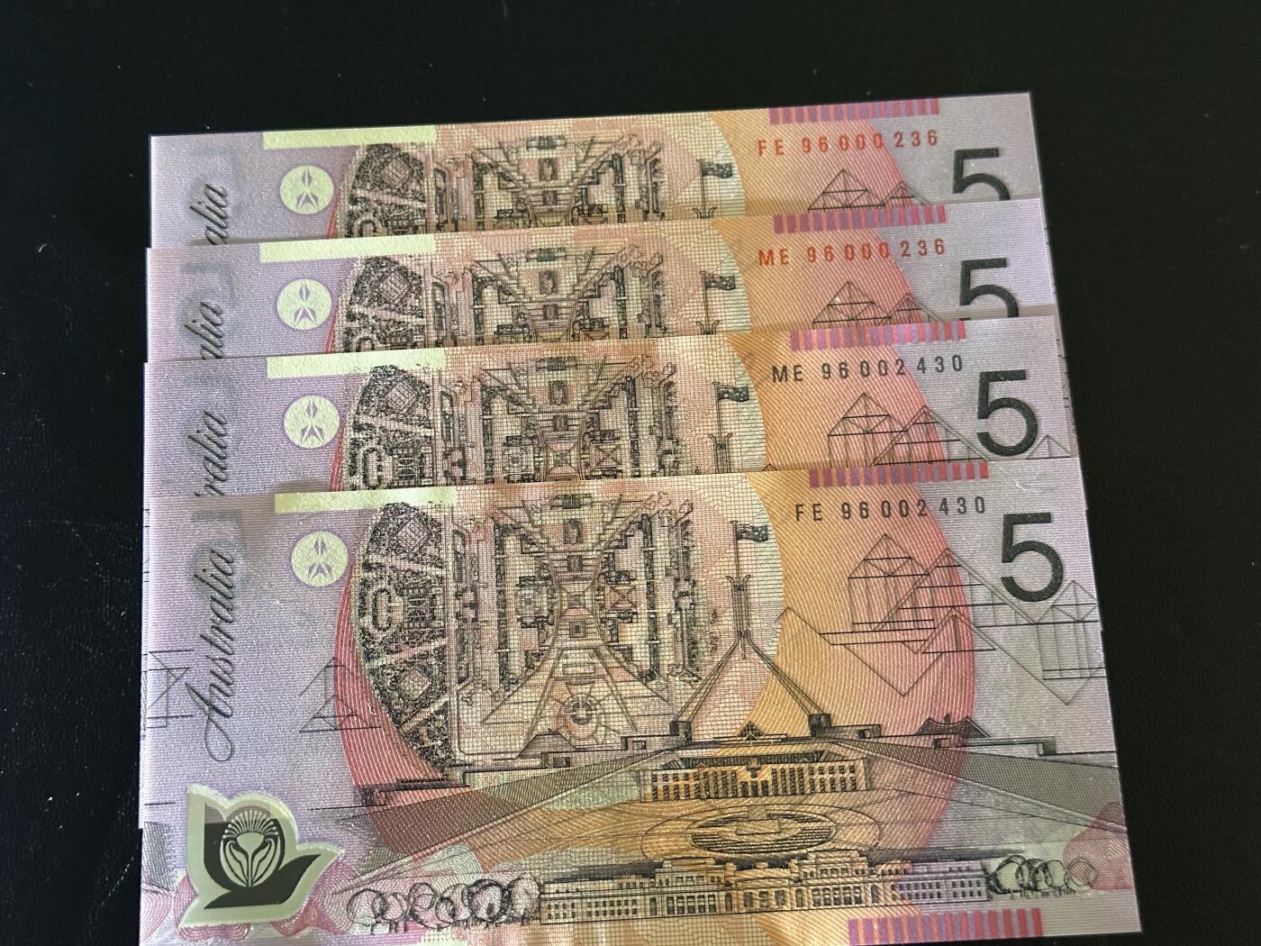 《外钞收藏家》第六百一十六期（精品场）（长期征集拍品、欢迎藏友们联系合作） 澳大利亚塑料钞96年5元  5张一起 全新UNC 96年换签名黑字 红字纪念钞