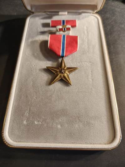 老王徽章第186期 - 美国铜星勋章 原盒带略和珐琅略 少见全套
